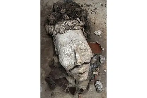 Fotografía sin fecha publicada por el Instituto Nacional de Historia y Antropología (INAH) que muestra el descubrimiento de una representación del dios joven del maíz, en el complejo arqueológico de Palenque, estado de Chiapas, México. Foto: AFP.