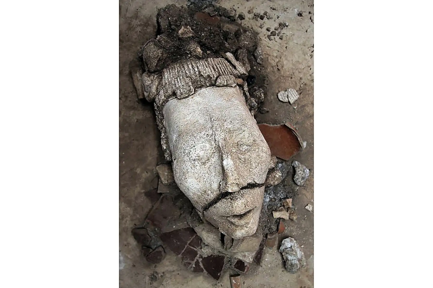 Fotografía sin fecha publicada por el Instituto Nacional de Historia y Antropología (INAH) que muestra el descubrimiento de una representación del dios joven del maíz, en el complejo arqueológico de Palenque, estado de Chiapas, México. Foto: AFP.