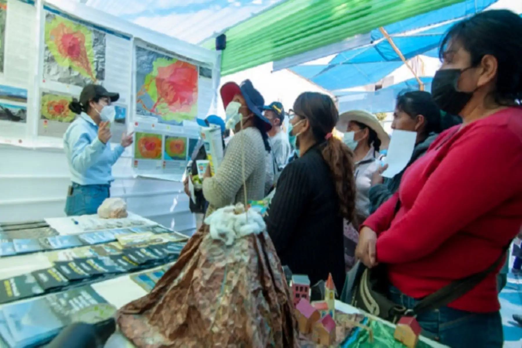 La capacitación sobre peligros volcánicos forma parte de la feria informativa Riesgolandia, organizada por el proyecto “Preparados ante Volcanes y Sismos”.