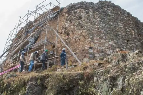 El complejo arqueológico Marcahuamachuco se encuentra a 9 km de la ciudad de Huamachuco y a 3,650 metros de altura.