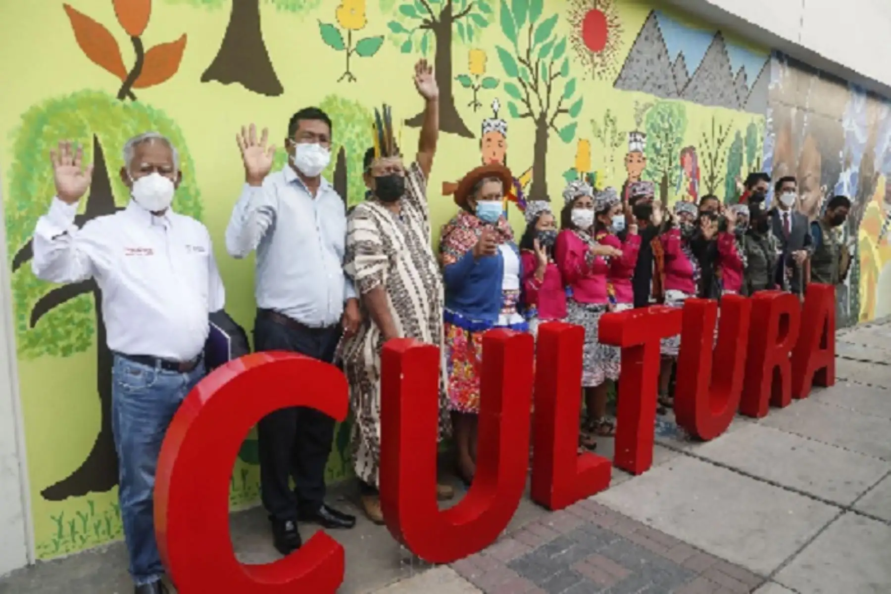 La develación del mural, pintado por Milka Franco del colectivo Shipibas Muralistas, estuvo a cargo de la viceministra de Interculturalidad, Rocilda Nunta.