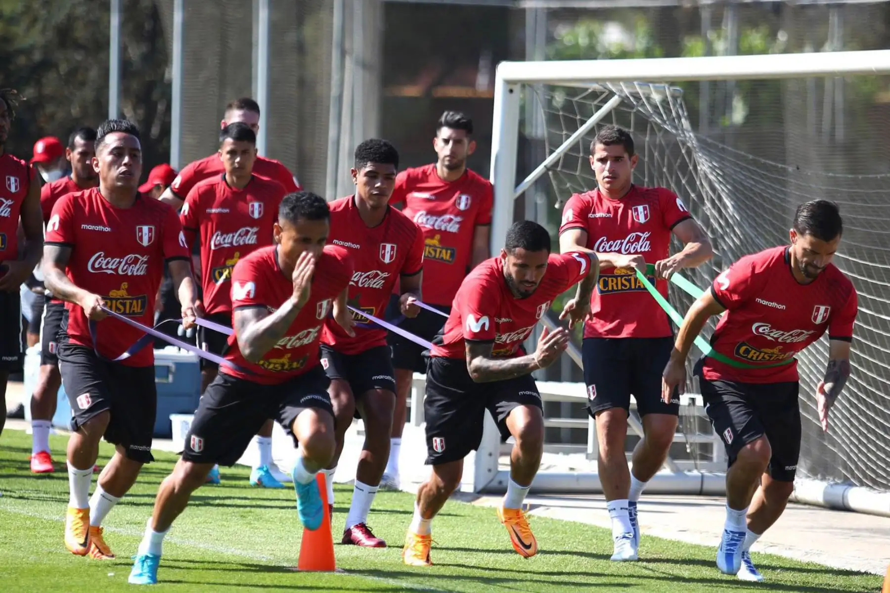 Futbolistas Yoshimar Yotún Pedro, Luis Abram y  Gabriel Costa de la selección peruana, durante un nuevo día de entrenamientos en el Centro de Alto Rendimiento Deportivo de San Cugat, en Barcelona. Foto: FPF Futbolistas Yoshimar Yotún Pedro, Luis Abram y  Gabriel Costa de la selección peruana, durante un nuevo día de entrenamientos en el Centro de Alto Rendimiento Deportivo de San Cugat, en Barcelona. Foto: FPF