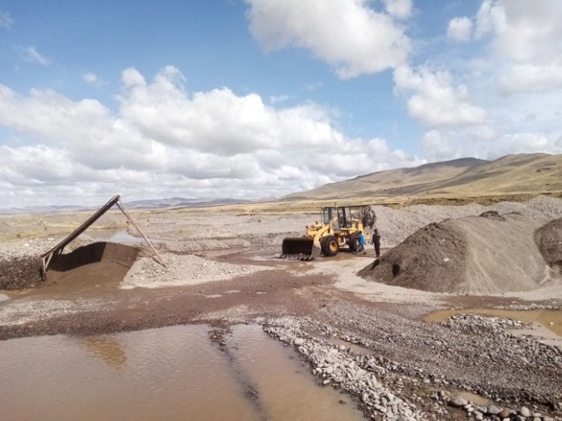 Policía y Ministerio Público de Cusco intervinieron mineras no metálicas que operaban de forma ilegal en la provincia de Espinar. Foto: ANDINA/difusión.