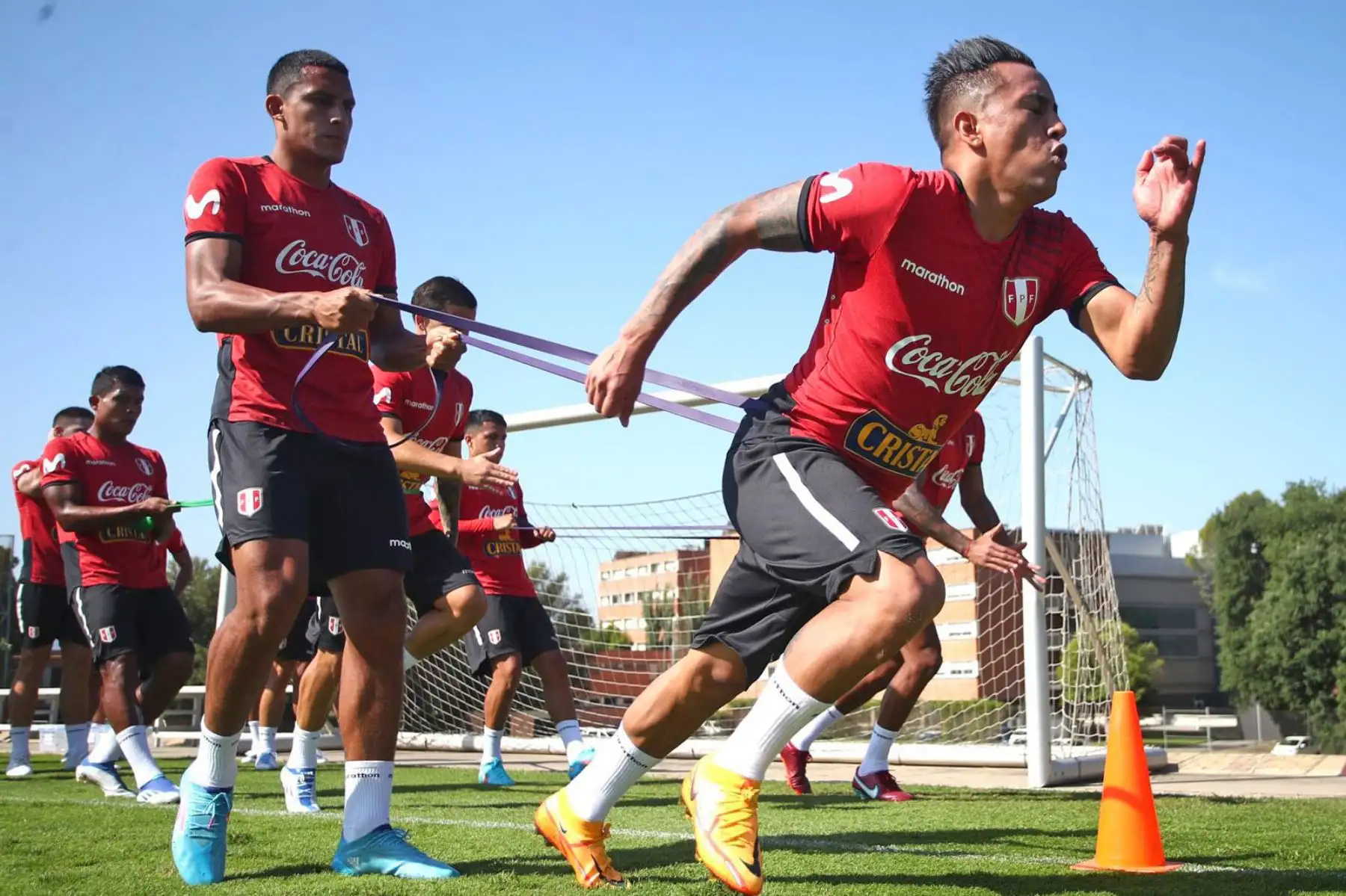 Futbolista Christian Cueva de la selección peruana, durante un nuevo día de entrenamientos en el Centro de Alto Rendimiento Deportivo de San Cugat, en Barcelona. Foto: FPF Futbolista Christian Cueva de la selección peruana, durante un nuevo día de entrenamientos en el Centro de Alto Rendimiento Deportivo de San Cugat, en Barcelona. Foto: FPF