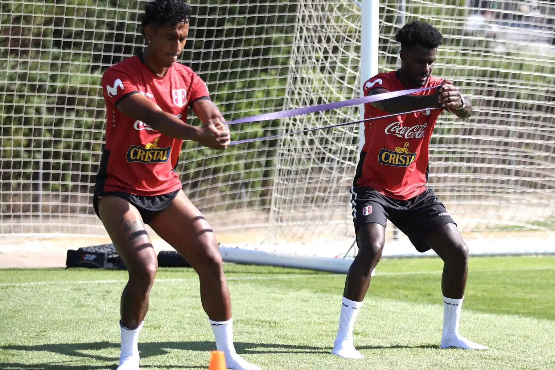 Futbolistas Renato Tapia Yoshimar y Christian Ramos de la selección peruana, durante un nuevo día de entrenamientos en el Centro de Alto Rendimiento Deportivo de San Cugat, en Barcelona. Foto: FPF Futbolistas Renato Tapia Yoshimar y Christian Ramos de la selección peruana, durante un nuevo día de entrenamientos en el Centro de Alto Rendimiento Deportivo de San Cugat, en Barcelona. Foto: FPF