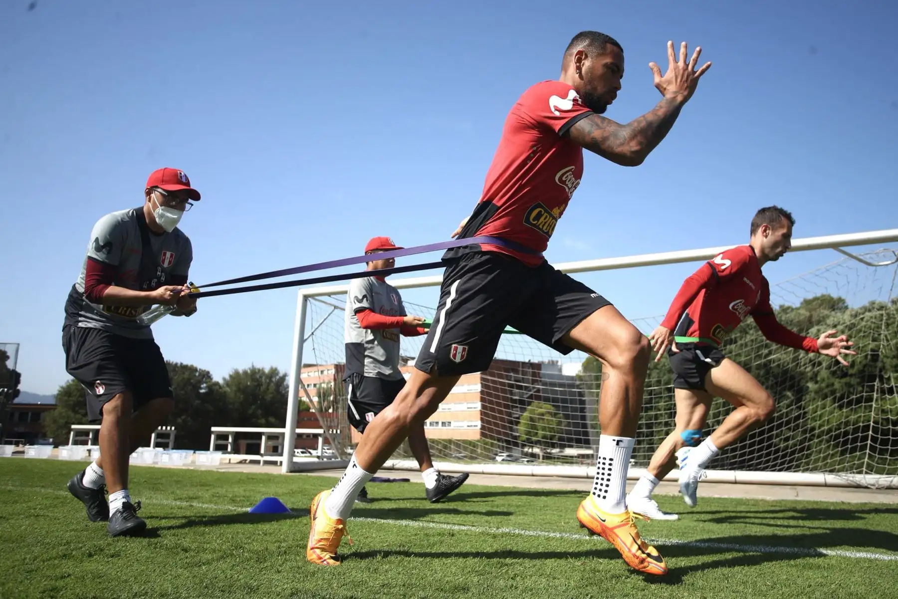 Futbolistas Sergio Peña y Horacio Calcaterra  de la selección peruana, durante un nuevo día de entrenamientos en el Centro de Alto Rendimiento Deportivo de San Cugat, en Barcelona. Foto: FPF Futbolistas Sergio Peña y Horacio Calcaterra  de la selección peruana, durante un nuevo día de entrenamientos en el Centro de Alto Rendimiento Deportivo de San Cugat, en Barcelona. Foto: FPF