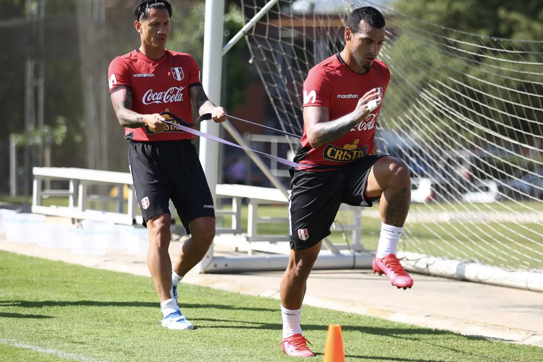 Futbolistas Miguel Trauco y Gianluca Lapadula de la selección peruana, durante un nuevo día de entrenamientos en el Centro de Alto Rendimiento Deportivo de San Cugat, en Barcelona. Foto: FPF Futbolistas Miguel Trauco y Gianluca Lapadula de la selección peruana, durante un nuevo día de entrenamientos en el Centro de Alto Rendimiento Deportivo de San Cugat, en Barcelona. Foto: FPF