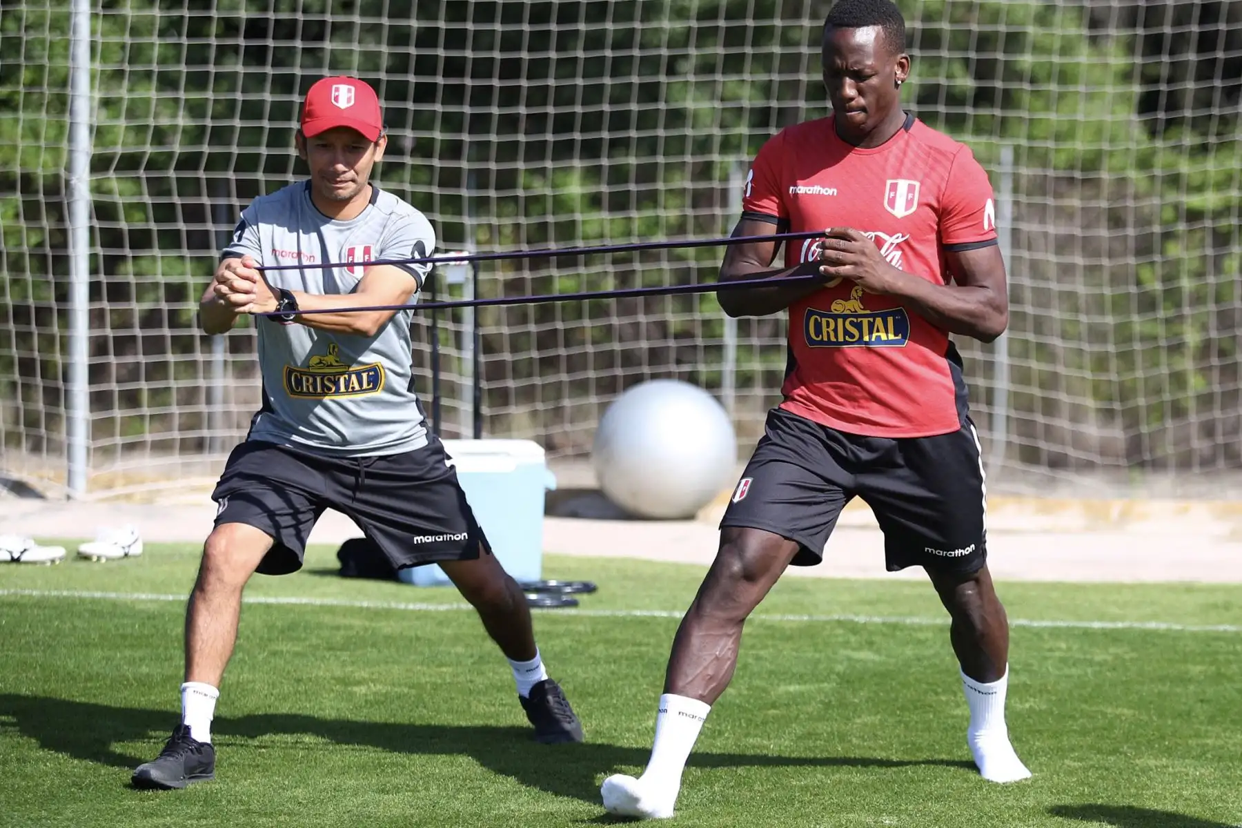 Futbolista Luis Advíncula de la selección peruana, durante un nuevo día de entrenamientos en el Centro de Alto Rendimiento Deportivo de San Cugat, en Barcelona. Foto: FPF Futbolista Luis Advíncula de la selección peruana, durante un nuevo día de entrenamientos en el Centro de Alto Rendimiento Deportivo de San Cugat, en Barcelona. Foto: FPF