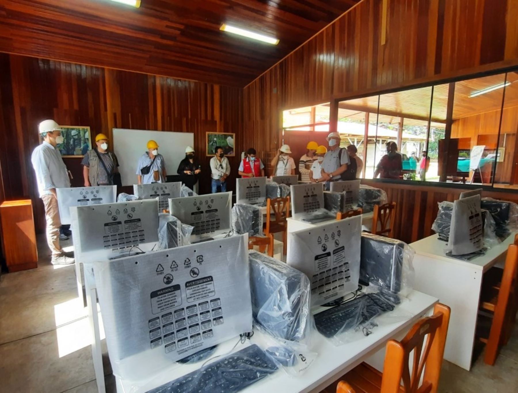 Ucayali: donan equipos de cómputo para fortalecer capacidades de emprendedores forestales