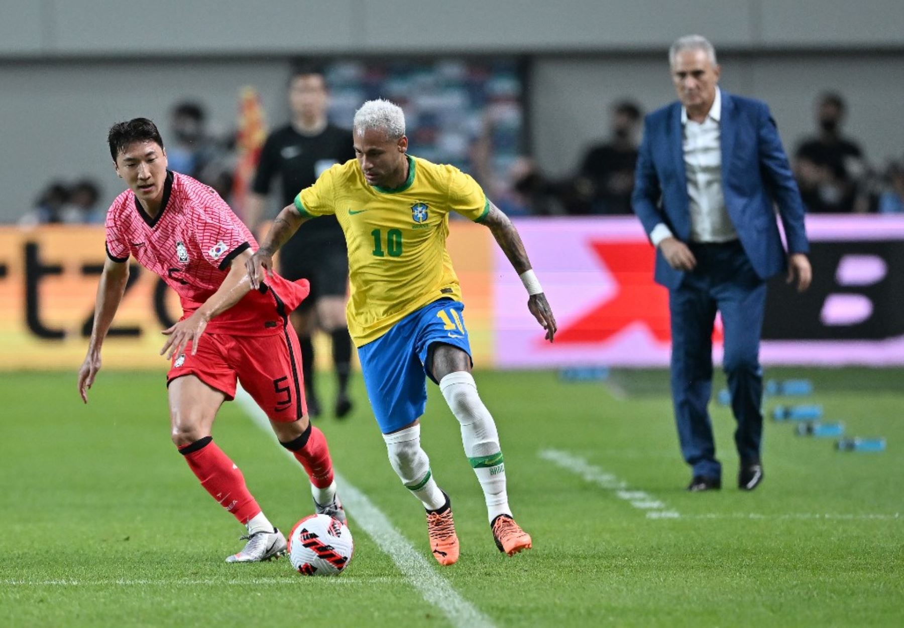 Neymar anotó dos goles de penal en la goleada de los brasileños ante los coreanos