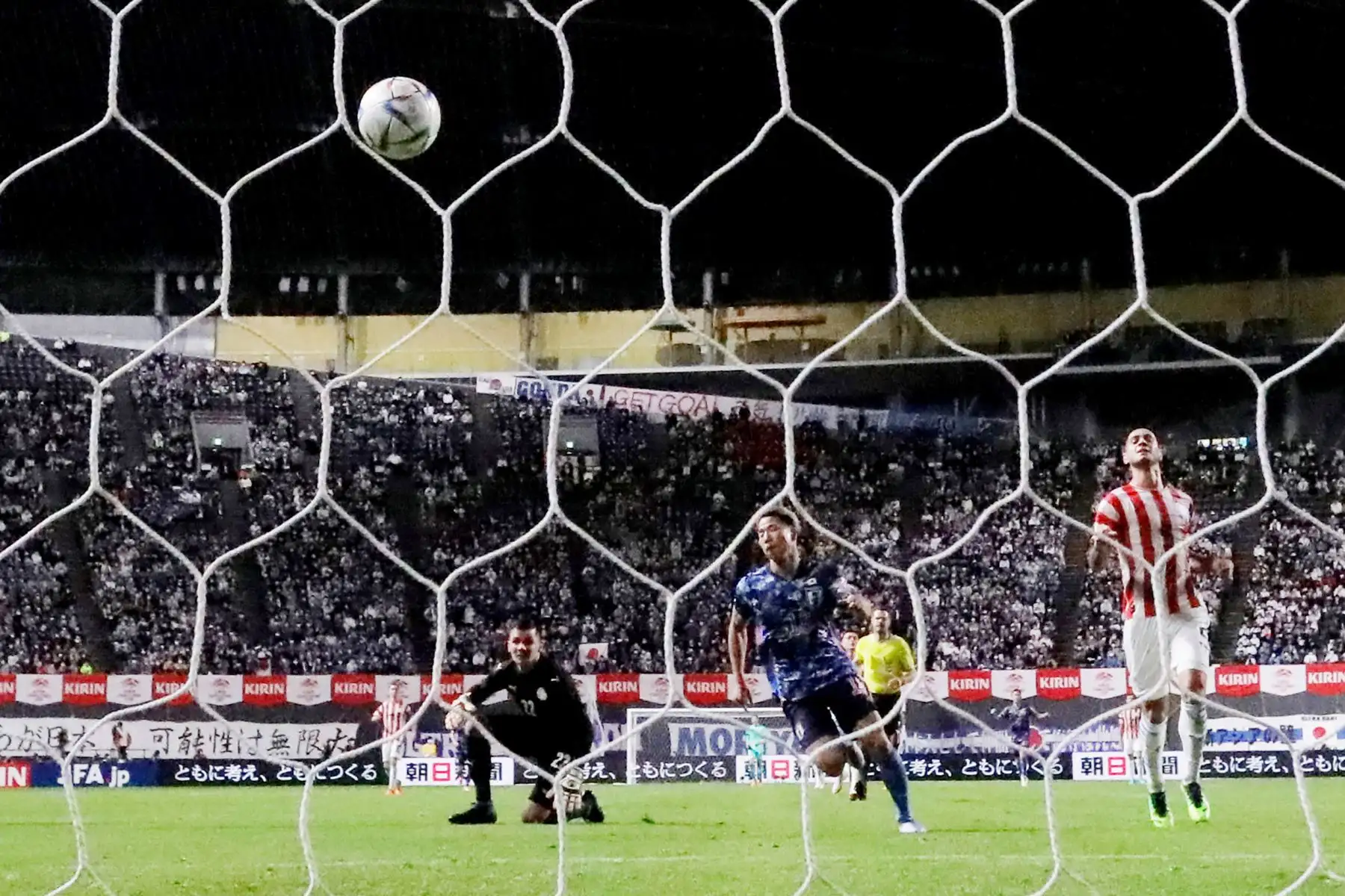 El delantero japonés Takuma Asano anota un gol durante el partido amistoso de fútbol internacional entre Japón y Paraguay en el Sapporo Dome en Sapporo, prefectura de Hokkaido. Foto: AFP