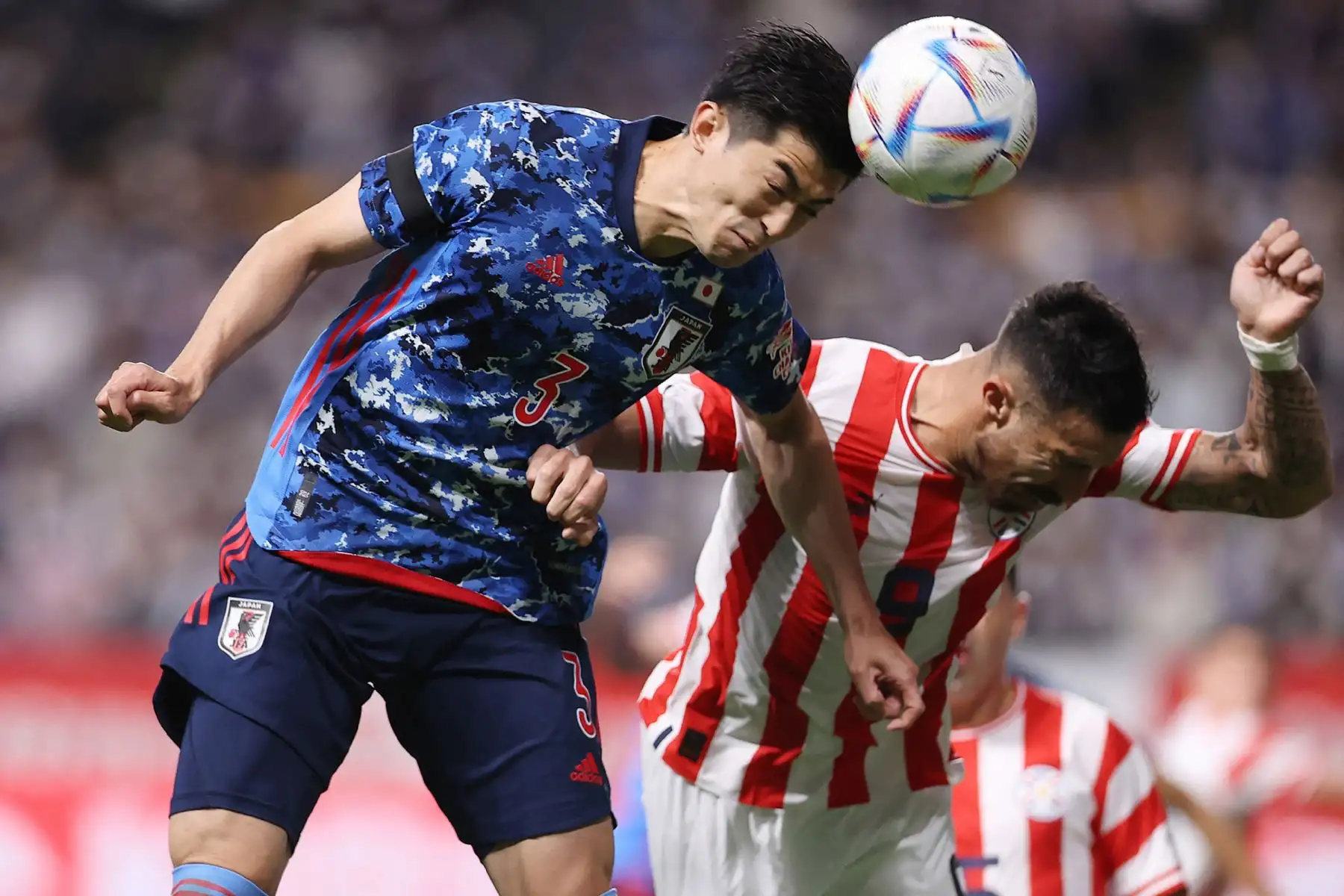 El defensor japonés Shogo Taniguchi y el delantero paraguayo Gabriel Avalos compiten por el balón durante el partido amistoso de fútbol internacional entre Japón y Paraguay en el Sapporo Dome en Sapporo, prefectura de Hokkaido. Foto: AFP