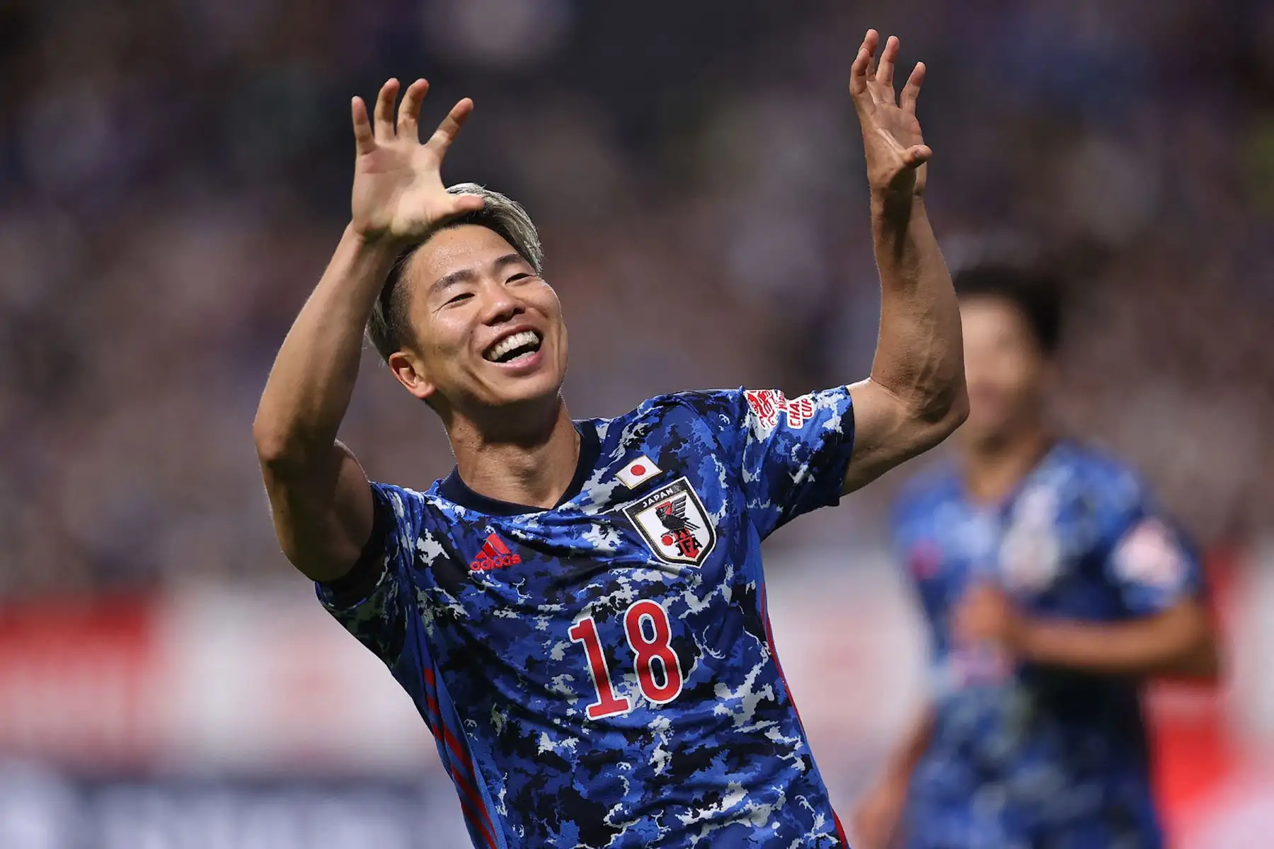 El delantero japonés Takuma Asano celebra su gol durante el partido amistoso de fútbol internacional entre Japón y Paraguay en el Sapporo Dome en Sapporo, prefectura de Hokkaido. Foto: AFP