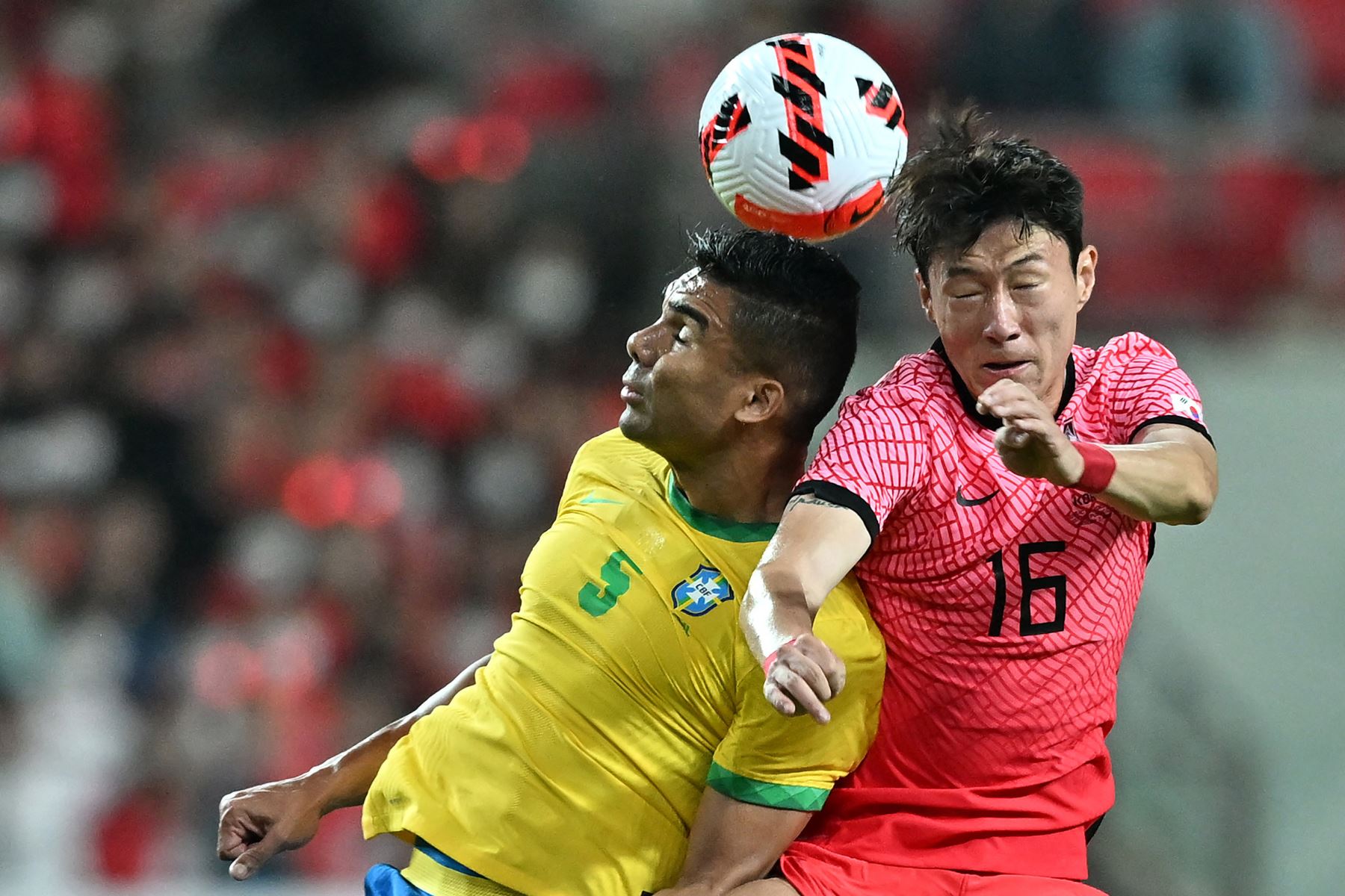 El mediocampista brasileño Casemiro compite por el balón con el delantero de Corea del Sur Hwang Ui-jo durante el partido amistoso de fútbol internacional entre Corea del Sur y Brasil en el Estadio de la Copa Mundial de Seúl. Foto: AFP