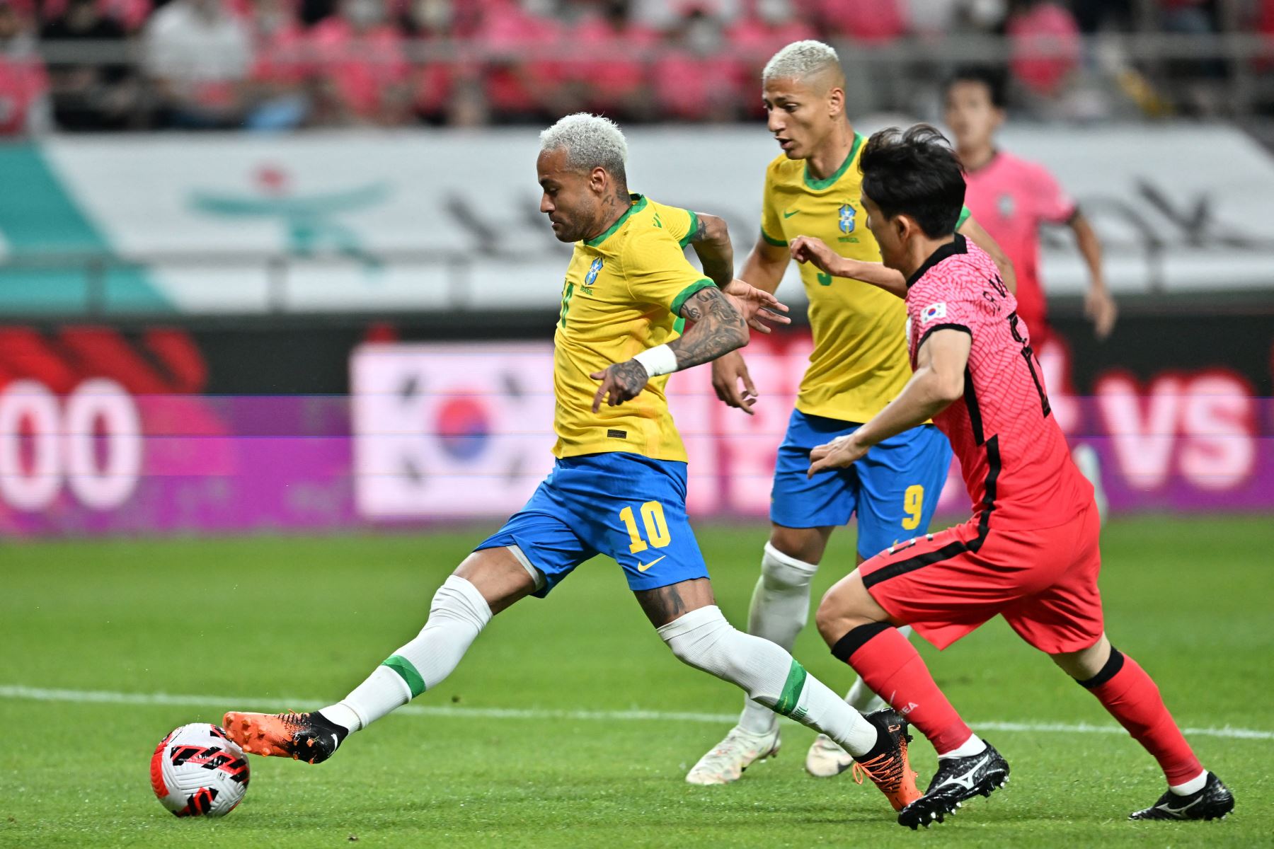 El delantero brasileño Neymar controla el balón durante el partido amistoso de fútbol internacional entre Corea del Sur y Brasil en el Estadio de la Copa Mundial de Seúl en Seúl. Foto: AFP