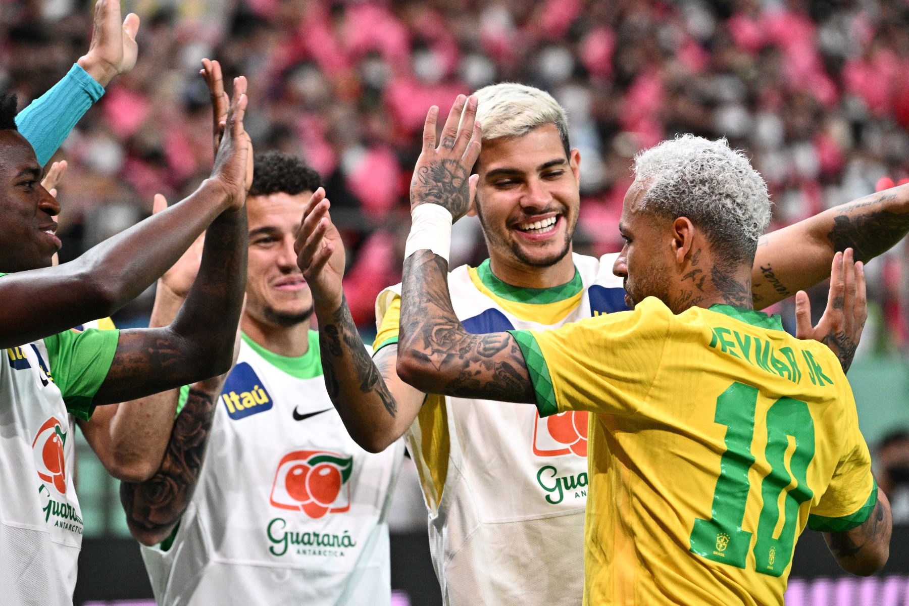 El delantero brasileño Neymar celebra con sus compañeros después de anotar un gol de penal durante el partido amistoso de fútbol internacional entre Corea del Sur y Brasil en el Estadio de la Copa Mundial de Seúl. Foto: AFP