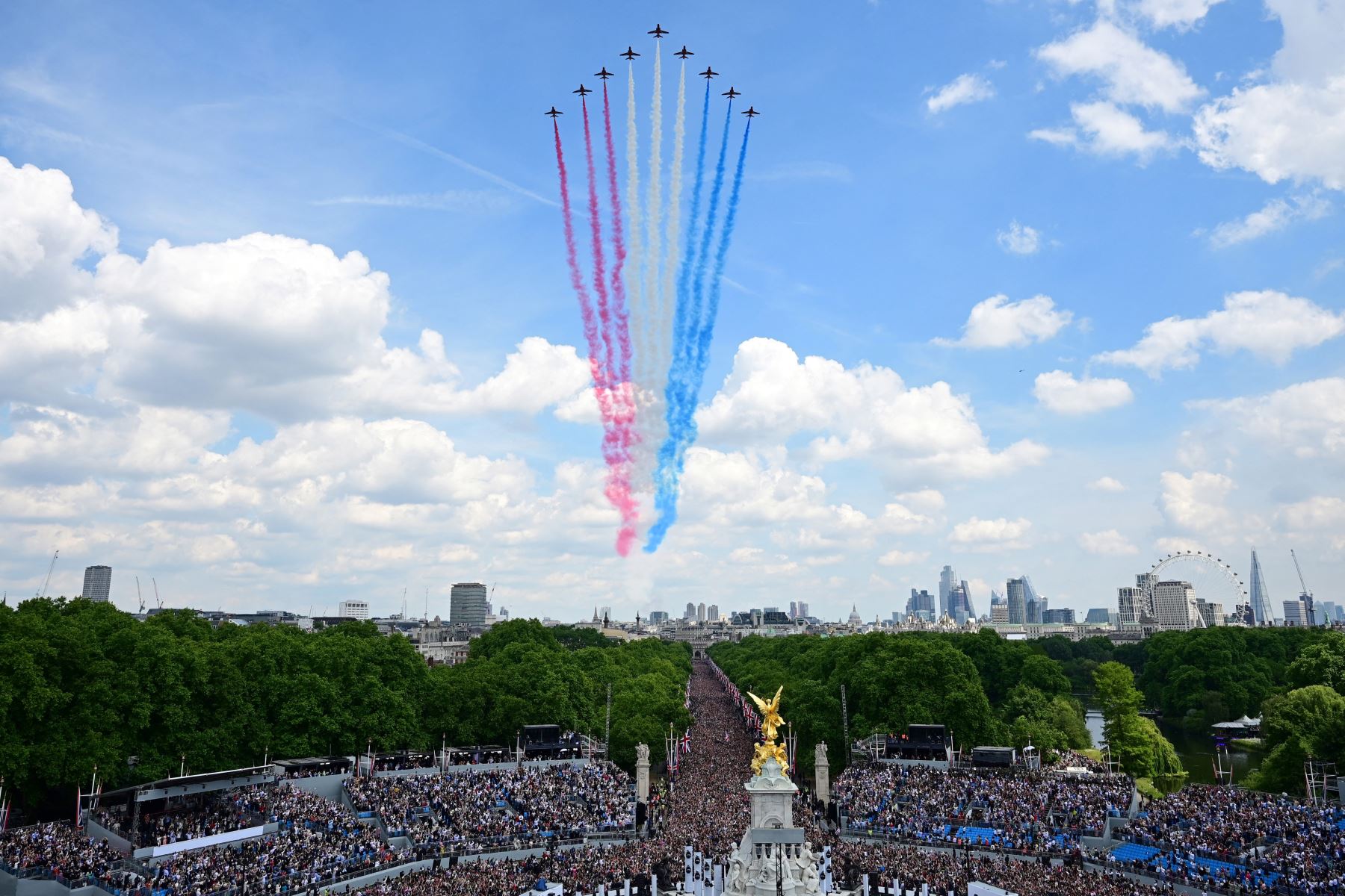 El equipo acrobático de la Royal Air Force, vuelan en formación durante un vuelo especial desde el balcón del Palacio de Buckingham después del desfile del cumpleaños de la reina, Trooping the Colour, como parte de las celebraciones del jubileo de platino de la reina Isabel II, en Londres. Foto: AFP