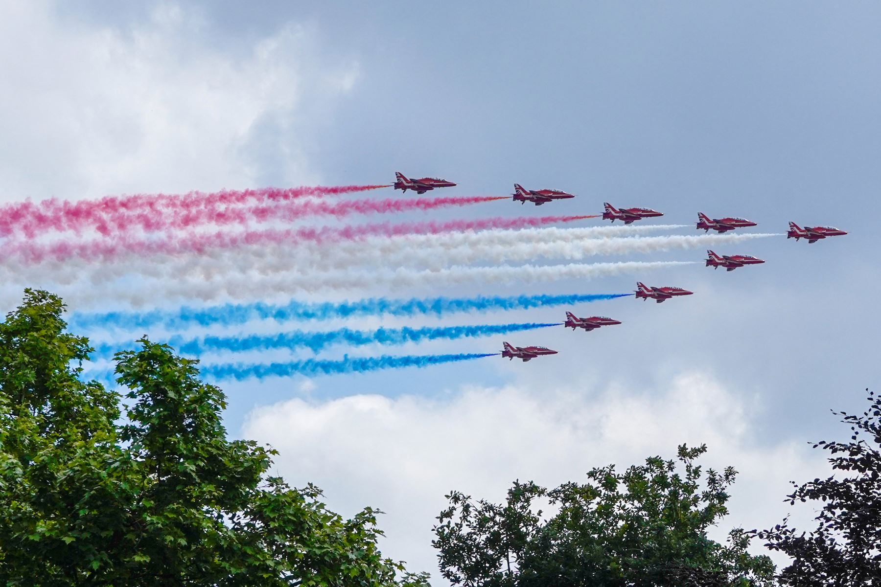 El equipo acrobático de la Royal Air Force, vuelan en formación durante un vuelo especial desde el balcón del Palacio de Buckingham después del desfile del cumpleaños de la reina, Trooping the Colour, como parte de las celebraciones del jubileo de platino de la reina Isabel II, en Londres. Foto: AFP