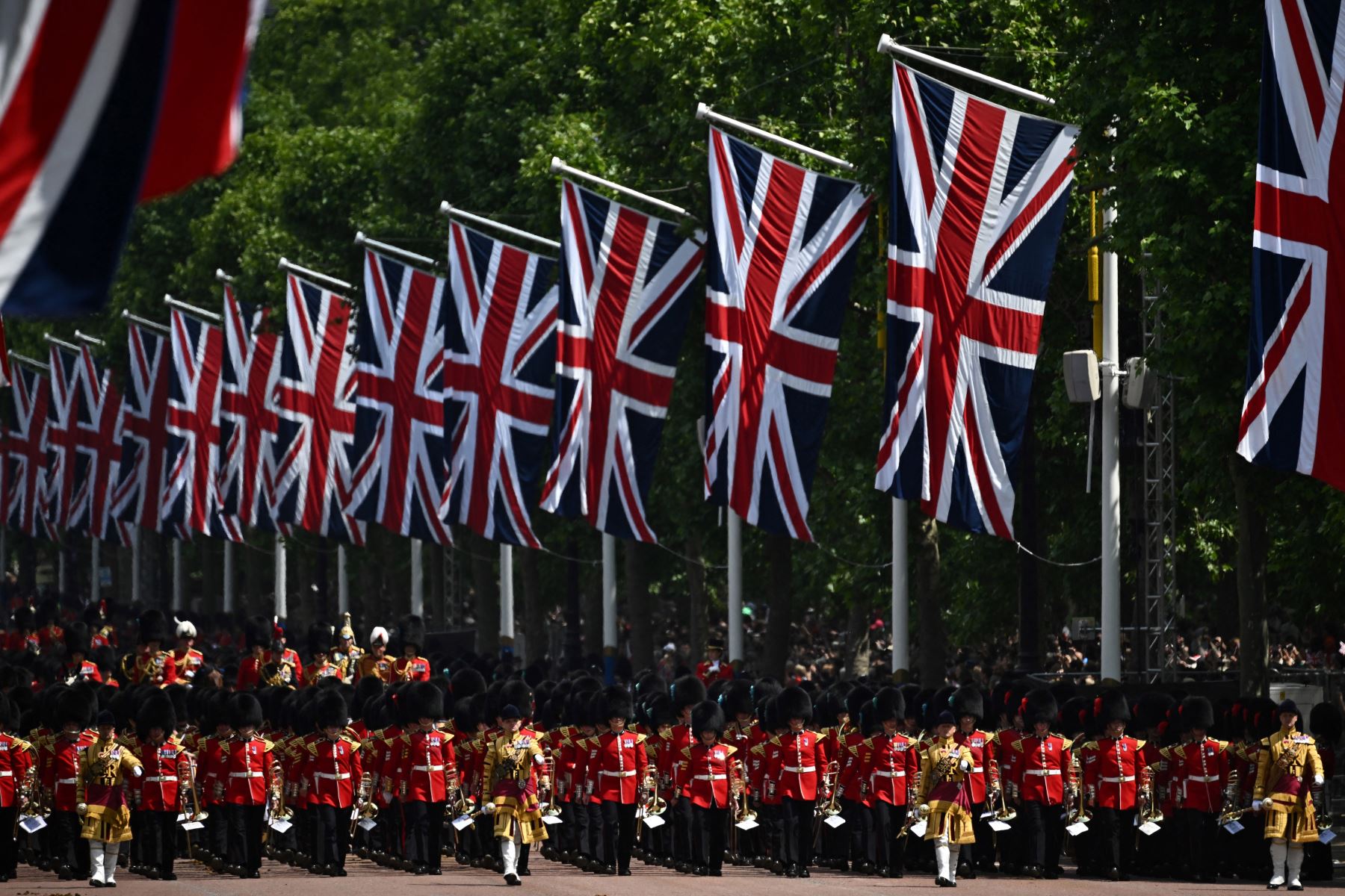 Un regimiento de la División Doméstica Foot Guards patrulla a lo largo de The Mall durante el Desfile del Cumpleaños de la Reina Isabel II, en Londres. Foto: AFP