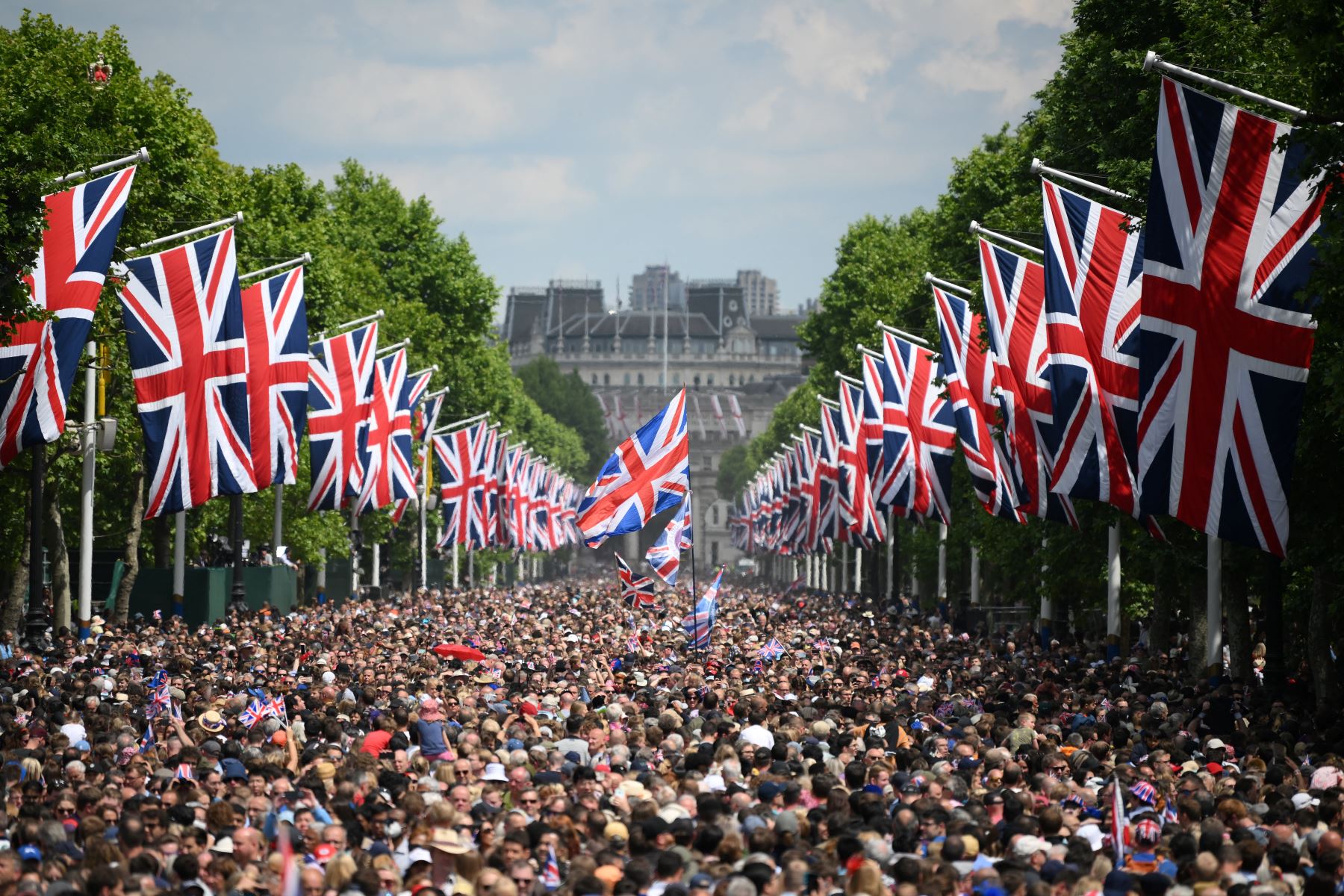Miembros del público llenan The Mall, como parte de las celebraciones del Jubileo de Platino de la Reina Isabel II, en Londres. Foto: AFP