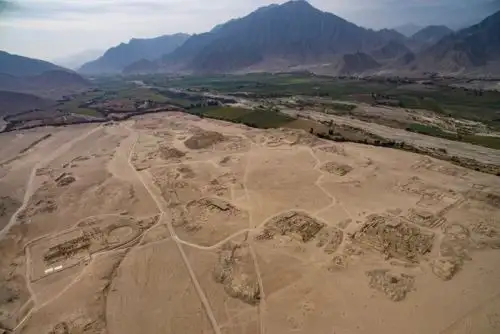 De acuerdo a las investigaciones y prospecciones arqueológicas, en el terreno ocupado ilegalmente se han evidenciado restos de muros que habrían conformado edificios piramidales o viviendas. Bajo las siembras que se han realizado yacen registros arqueológicos que podrían ayudar a entender cómo se desarrolló la Civilización Caral.