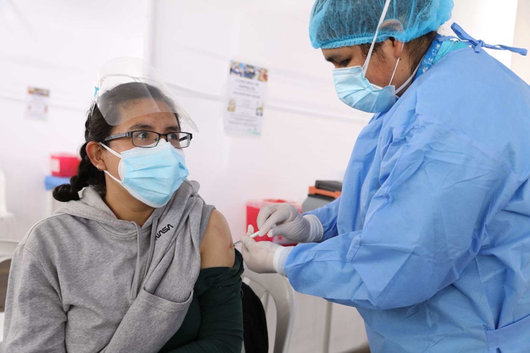 Covid-19: EsSalud aplica cuarta dosis de la vacuna a mayores de 18 años con comorbilidades. Foto: ANDINA/Difusión.