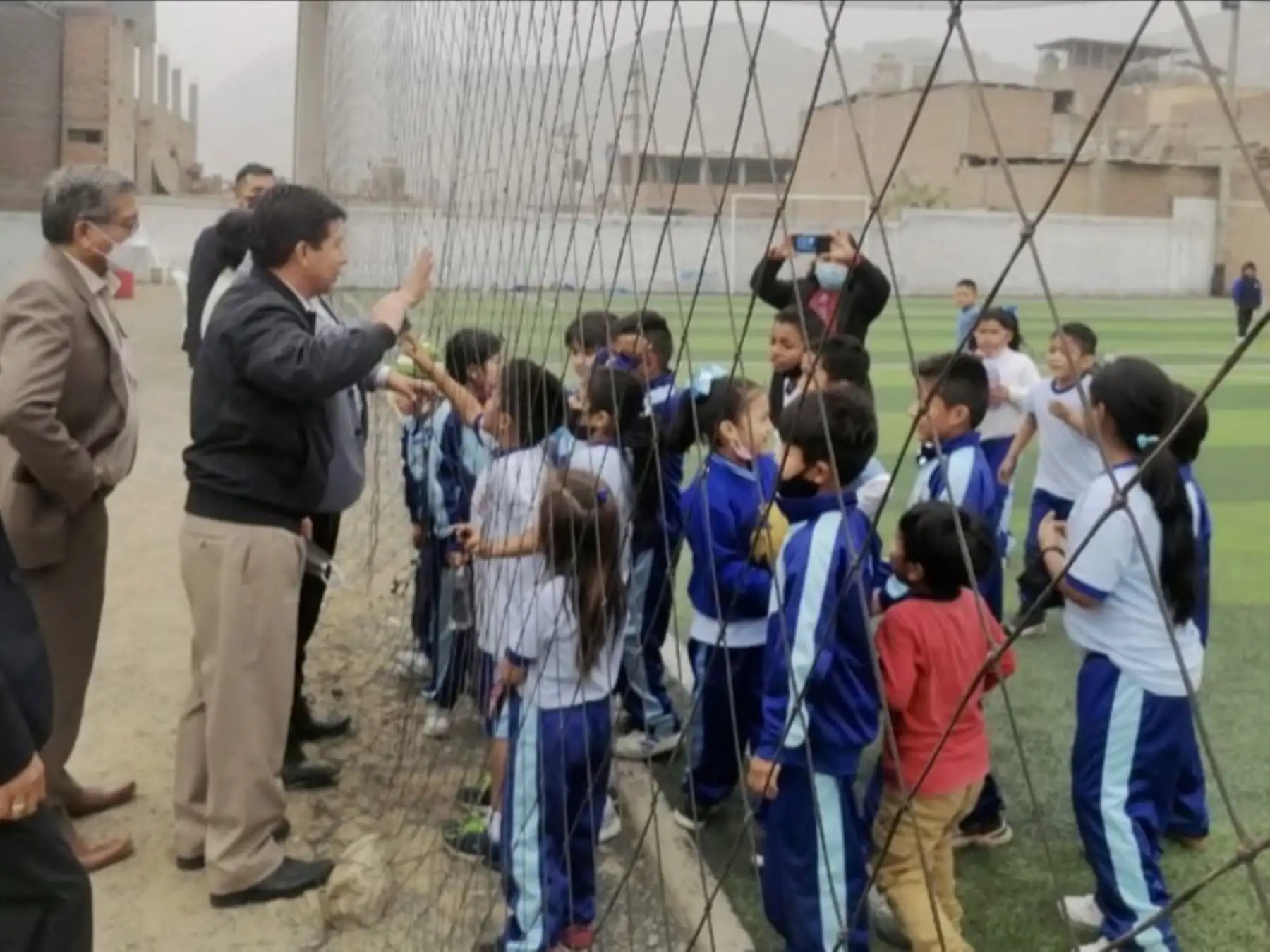 El presidente Pedro Castillo realizó una visita inopinada al colegio Virgen de Fátima en Comas, donde constató el retorno seguro a clases presenciales, el estado de su infraestructura y necesidades de esta comunidad educativa. Foto: ANDINA/Prensa Presidencia