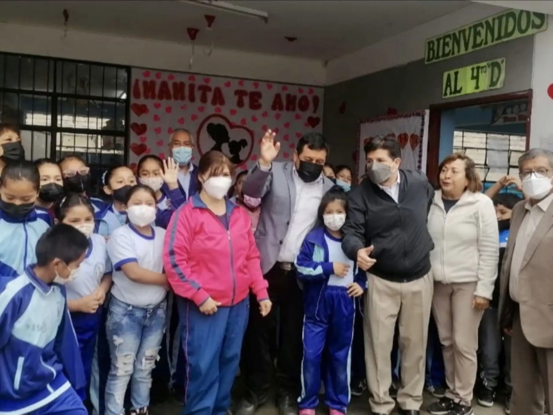 El presidente Pedro Castillo realizó una visita inopinada al colegio Virgen de Fátima en Comas, donde constató el retorno seguro a clases presenciales, el estado de su infraestructura y necesidades de esta comunidad educativa. Foto: ANDINA/Prensa Presidencia