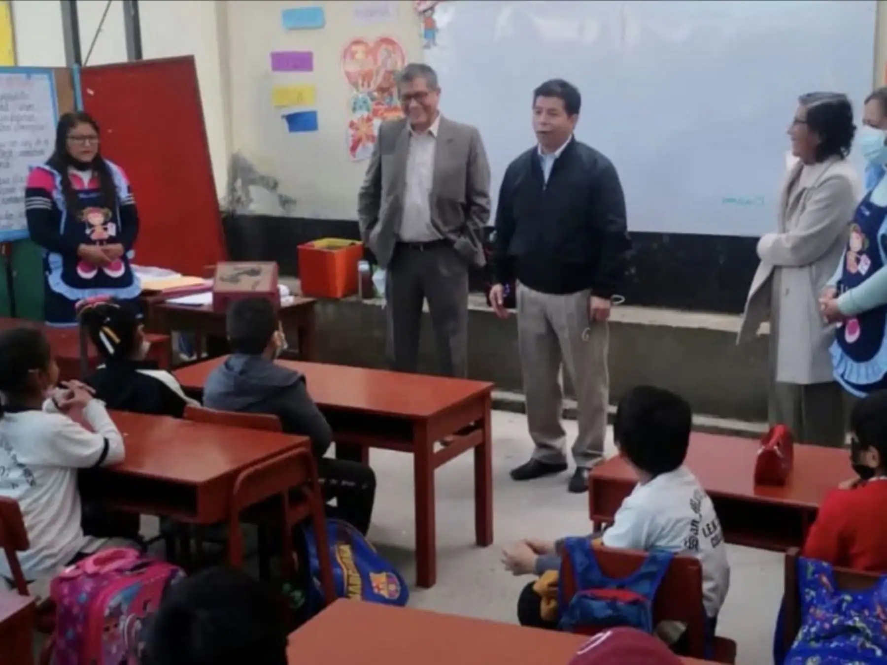 El presidente Pedro Castillo realizó una visita inopinada al colegio Virgen de Fátima en Comas, donde constató el retorno seguro a clases presenciales, el estado de su infraestructura y necesidades de esta comunidad educativa. Foto: ANDINA/Prensa Presidencia