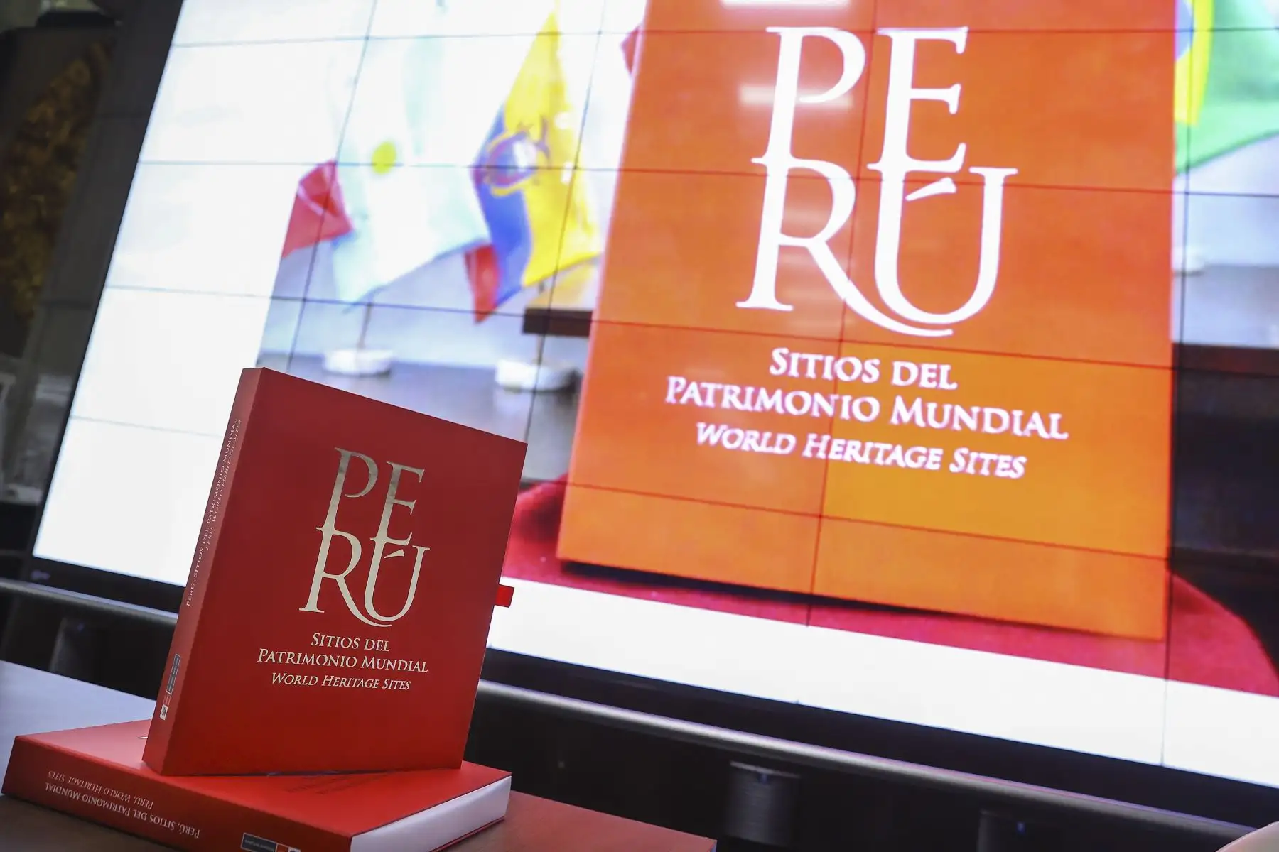 El Ministerio de Cultura entregó al Ministerio de Relaciones Exteriores 150 ejemplares del libro “Perú, Sitios del Patrimonio Mundial”. El objetivo es la difusión de los valores universales excepcionales del país en el exterior. Foto: ANDINA/Andrés Valle.