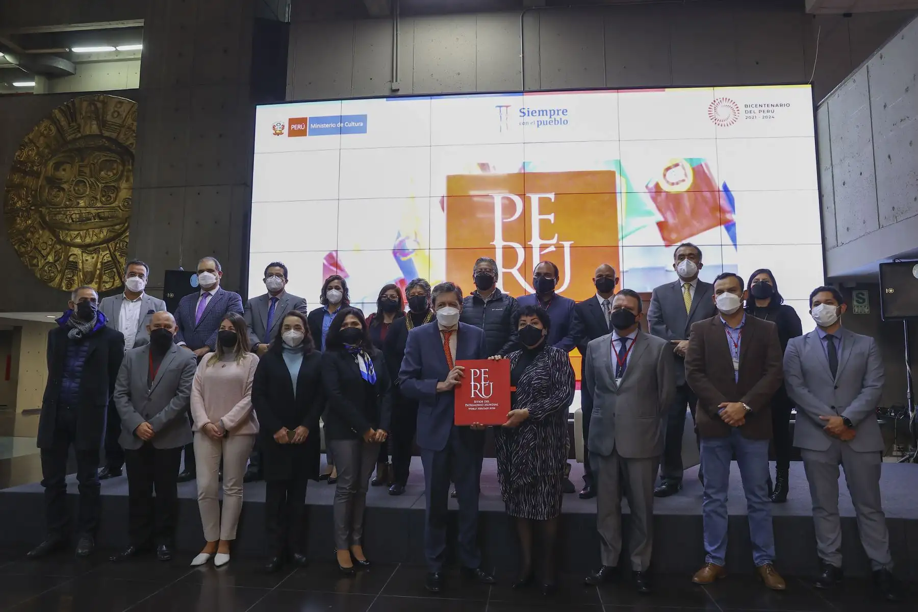 El Ministerio de Cultura entregó al Ministerio de Relaciones Exteriores 150 ejemplares del libro “Perú, Sitios del Patrimonio Mundial”. El objetivo es la difusión de los valores universales excepcionales del país en el exterior. Foto: ANDINA/Andrés Valle.
