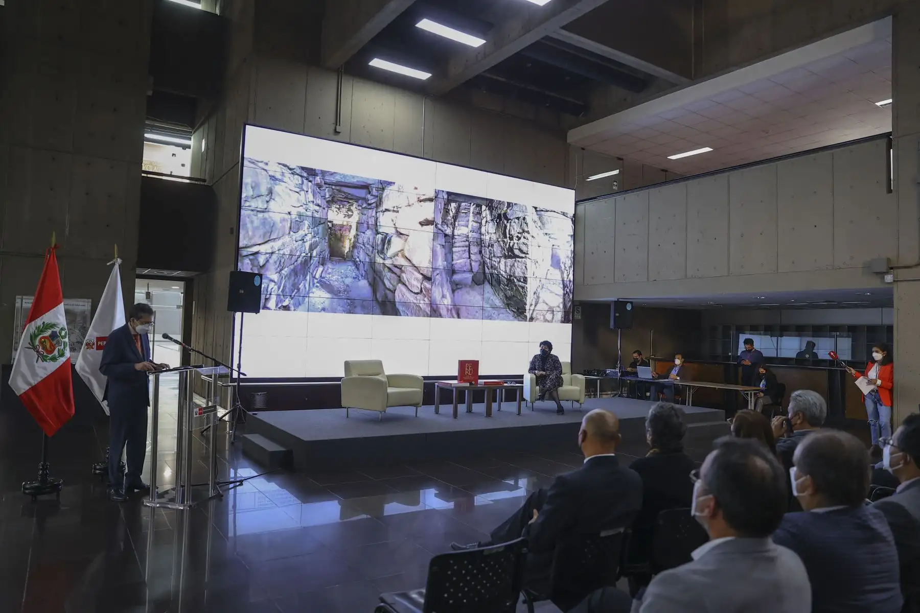 El Ministerio de Cultura entregó al Ministerio de Relaciones Exteriores 150 ejemplares del libro “Perú, Sitios del Patrimonio Mundial”. El objetivo es la difusión de los valores universales excepcionales del país en el exterior. Foto: ANDINA/Andrés Valle.