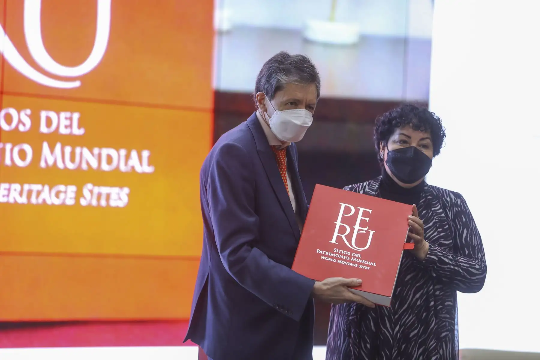 El Ministerio de Cultura entregó al Ministerio de Relaciones Exteriores 150 ejemplares del libro “Perú, Sitios del Patrimonio Mundial”. El objetivo es la difusión de los valores universales excepcionales del país en el exterior. Foto: ANDINA/Andrés Valle.