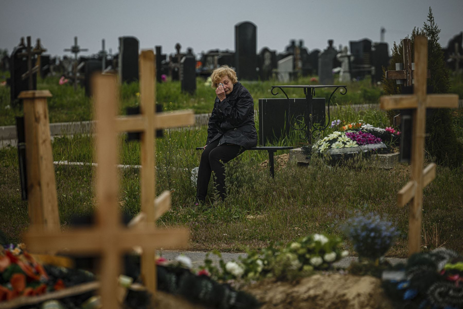 Una mujer llora mientras visita la tumba de Stanislav Hvostov, de 22 años, un militar ucraniano asesinado durante la invasión rusa de Ucrania. Foto: AFP