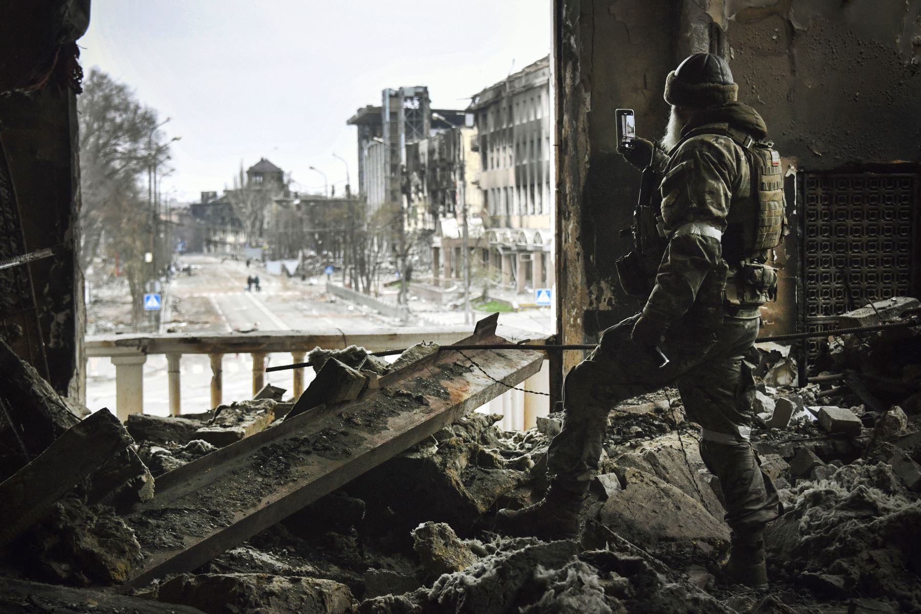 Autoridades rusas en Mariúpol condenan a quienes no colaboran, según Ucrania