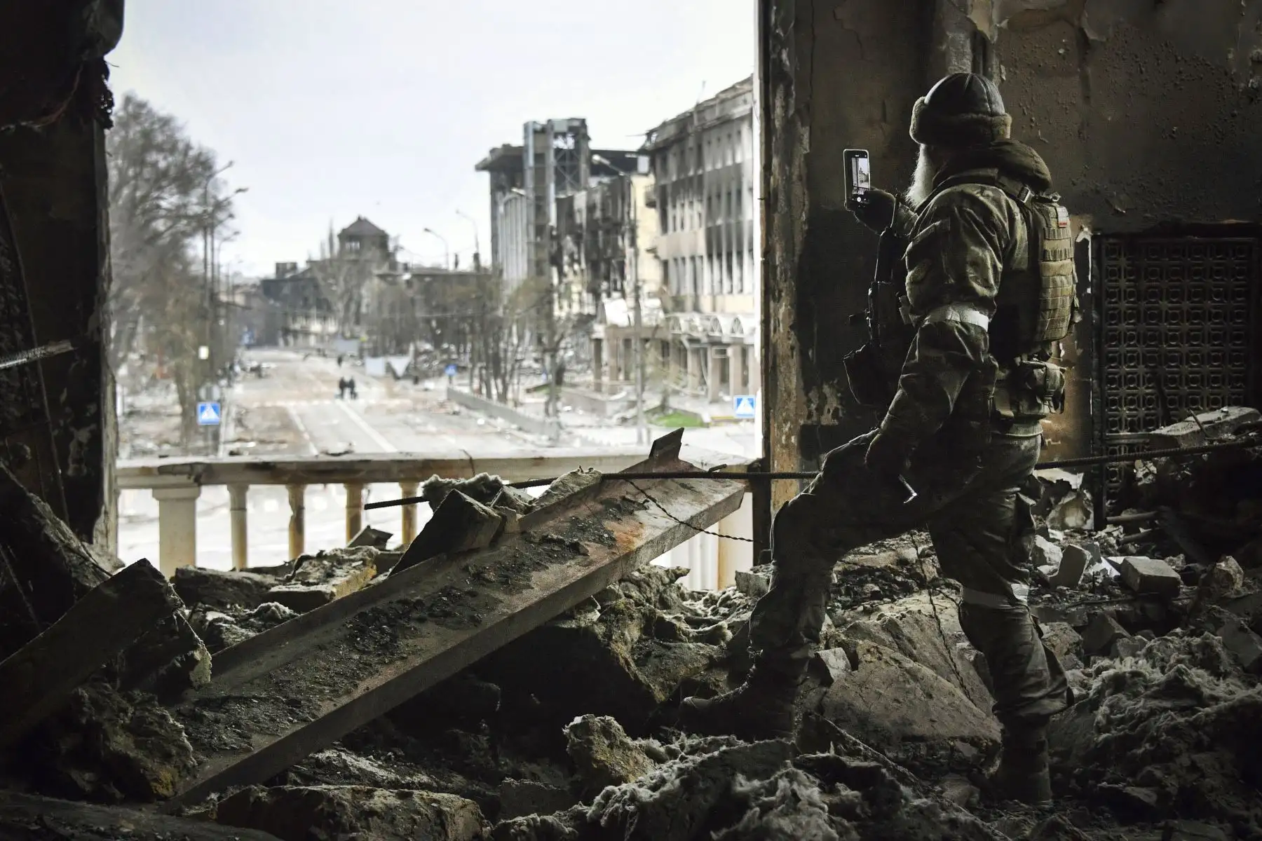 Un soldado ruso patrulla en el teatro de Mariupol, bombardeado el 16 de marzo pasado, mientras las tropas rusas intensifican una campaña para tomar la ciudad portuaria, parte de un ataque masivo anticipado en el este de Ucrania. Foto: AFP