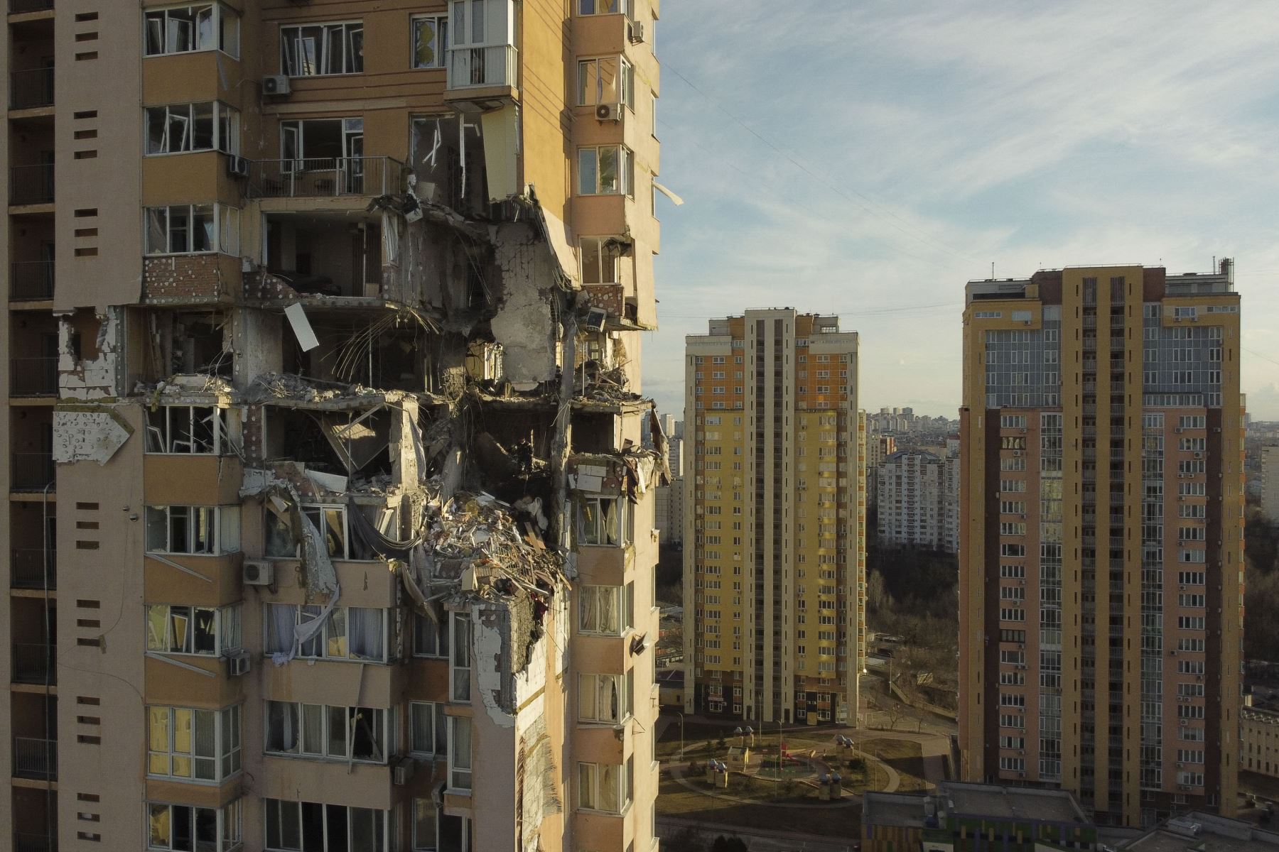 Esta vista general muestra los daños en los pisos superiores de un edificio en Kyiv el 26 de febrero de 2022, luego de que, según informes, fuera alcanzado por un cohete ruso. Foto: AFP