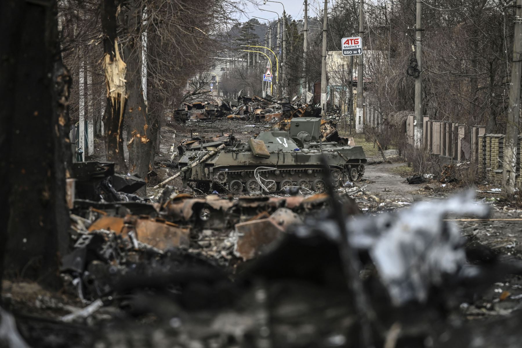 Vehículos blindados rusos destruidos bordean la calle en la ciudad de Bucha, al oeste de Kyiv, el 4 de marzo de 2022. Foto: AFP