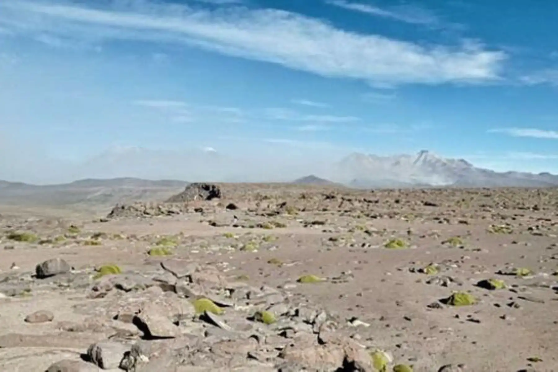 Las cenizas afectan los poblados de San Juan de Tarucani, Huayllacucho, Condori, Pati, Carmen Chaclaya, La Yunta, Concosani, Pucasaya, Salinas Huito y Quinsachara, así como los anexos de Sallalli y Ampi.