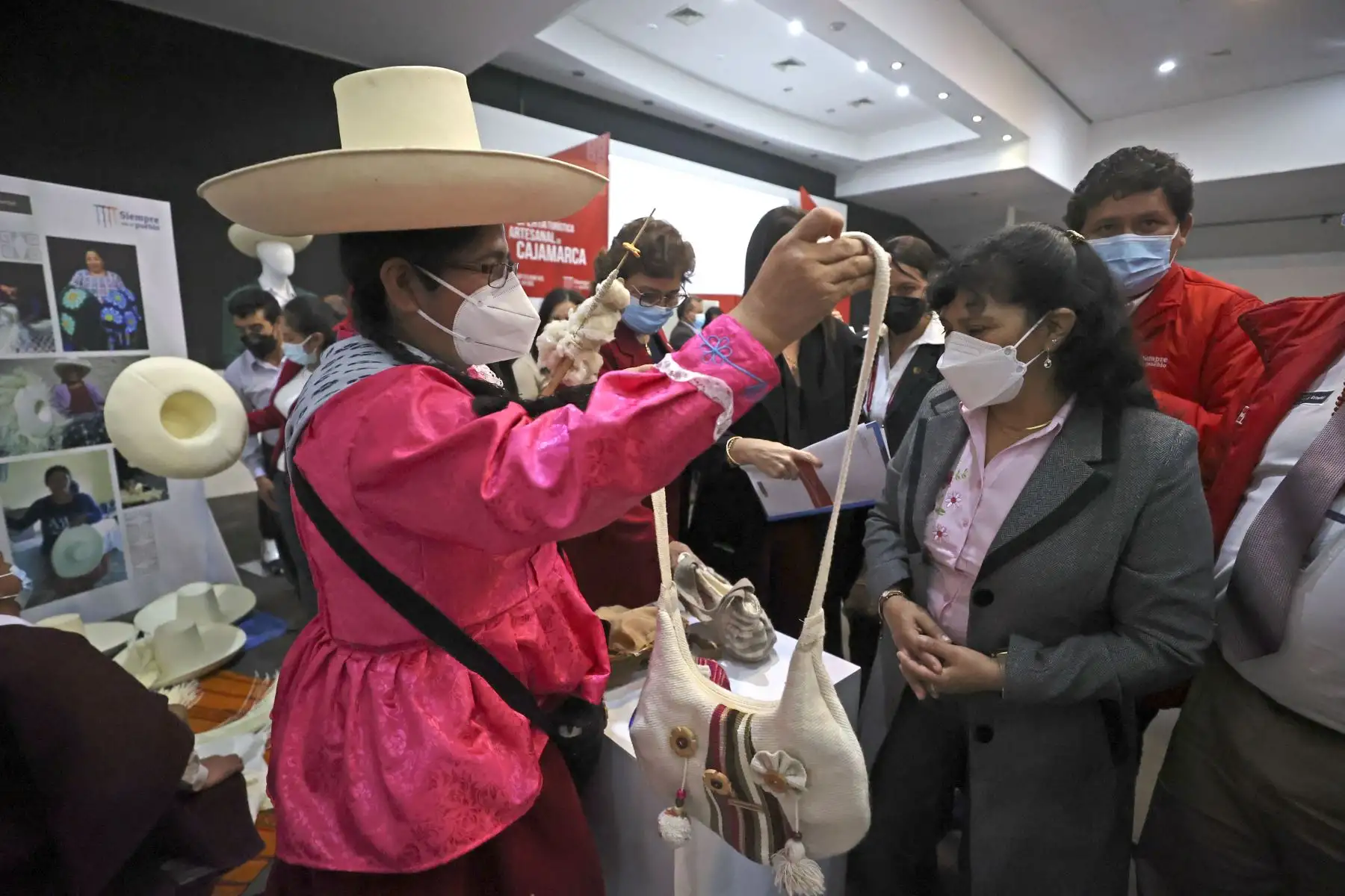 La Primera Dama, Lilia Paredes, asistió hoy a la feria artesanal y gastronómica de la región Cajamarca organizada por el Ministerio de Comercio Exterior y Turismo (Mincetur). Foto: ANDINA/Difusión