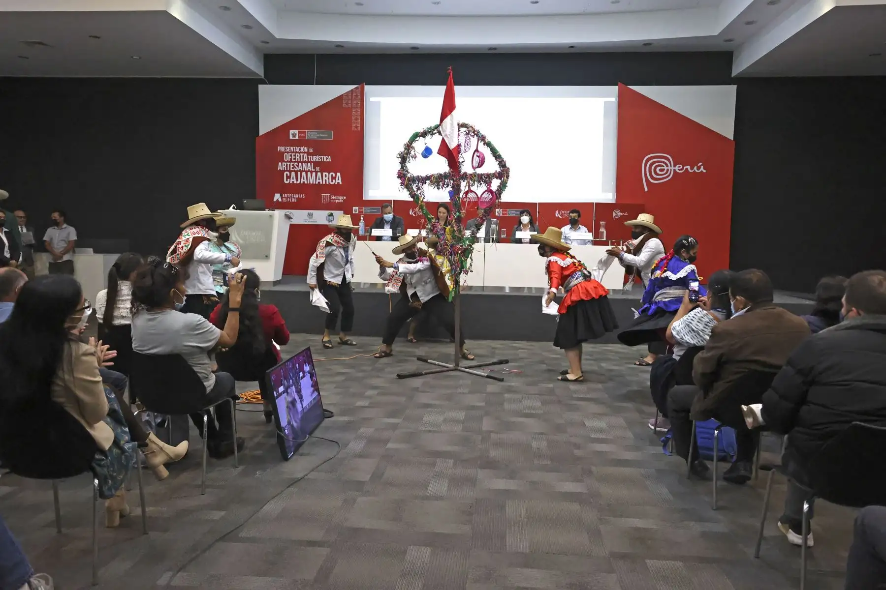 La Primera Dama, Lilia Paredes, asistió hoy a la feria artesanal y gastronómica de la región Cajamarca organizada por el Ministerio de Comercio Exterior y Turismo (Mincetur). Foto: ANDINA/Difusión