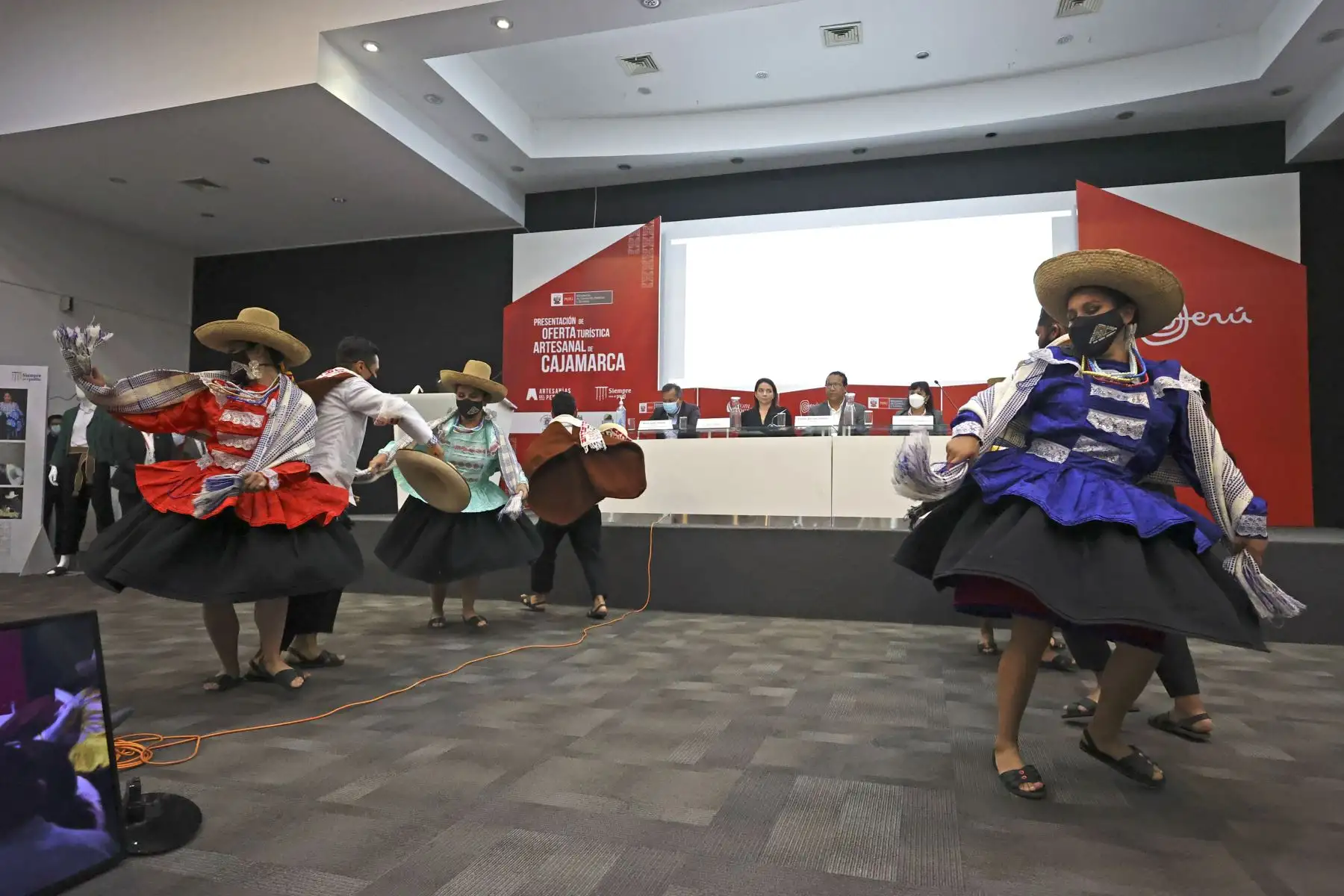 La Primera Dama, Lilia Paredes, asistió hoy a la feria artesanal y gastronómica de la región Cajamarca organizada por el Ministerio de Comercio Exterior y Turismo (Mincetur). Foto: ANDINA/Difusión