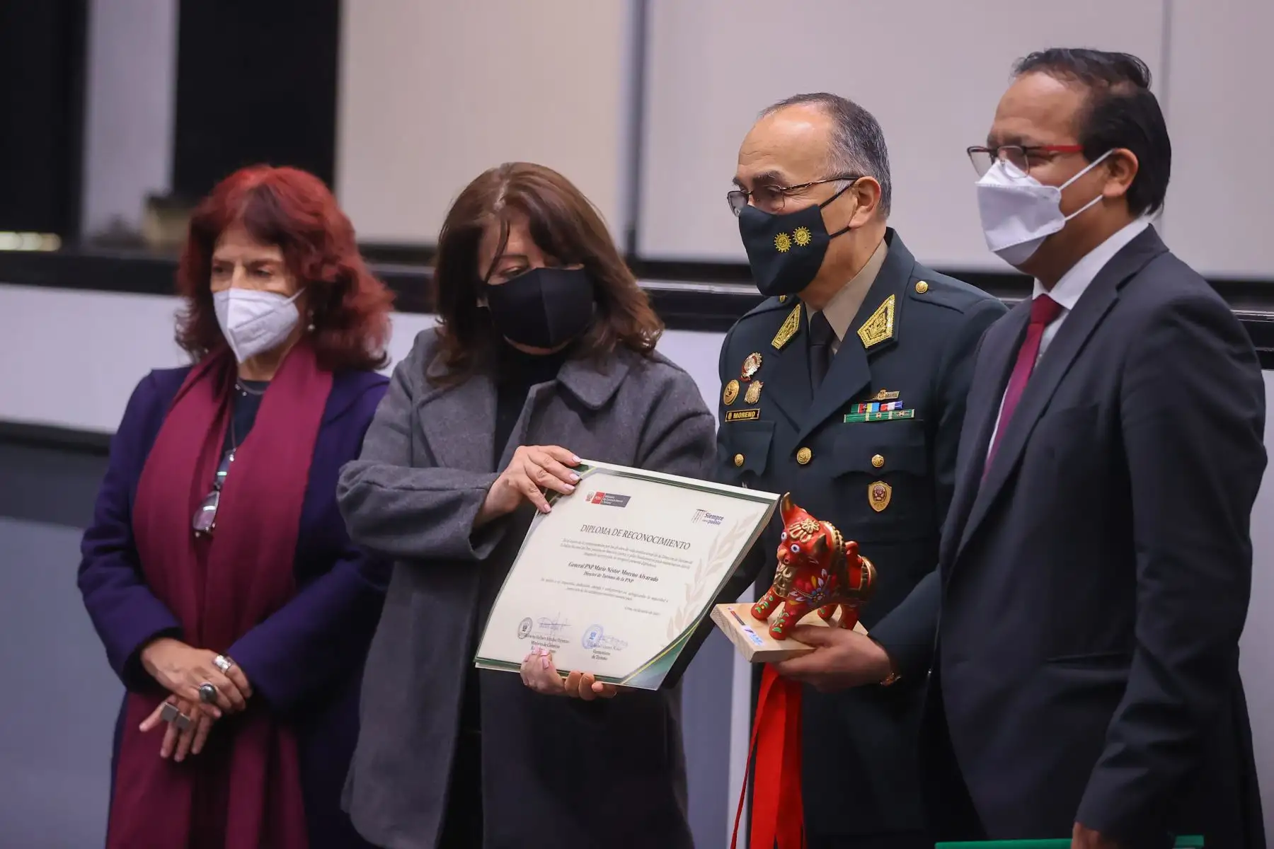 El Ministro de Comercio Exterior y Turismo, Roberto Sánchez; junto a la viceministra de turismo, Isabel Álvarez participan de la ceremonia de reconocimiento a los efectivos policiales de la División de Turismo a nivel nacional, quienes han mostrado una labor destacada en beneficio de la actividad turística. Foto: ANDINA/ Andrés Valle