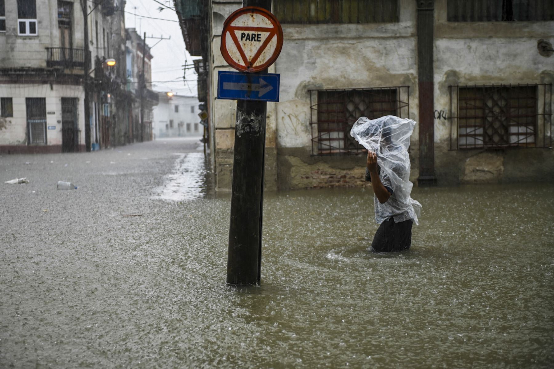 Fuertes lluvias dejan dos muertos y un desaparecido en Cuba [fotos]