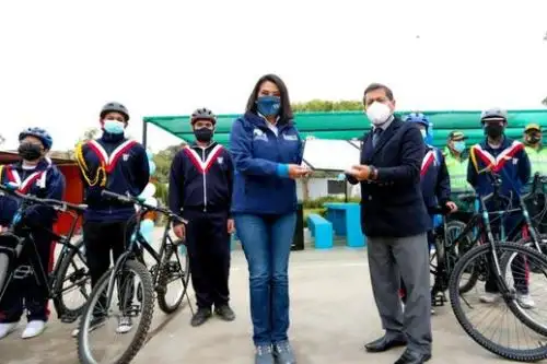 Como parte del proyecto “A tu cole en bici”, la entidad capacita y sensibiliza a la comunidad educativa en el uso de este vehículo como medio de transporte limpio y amigable con el medioambiente. Foto: Difusión