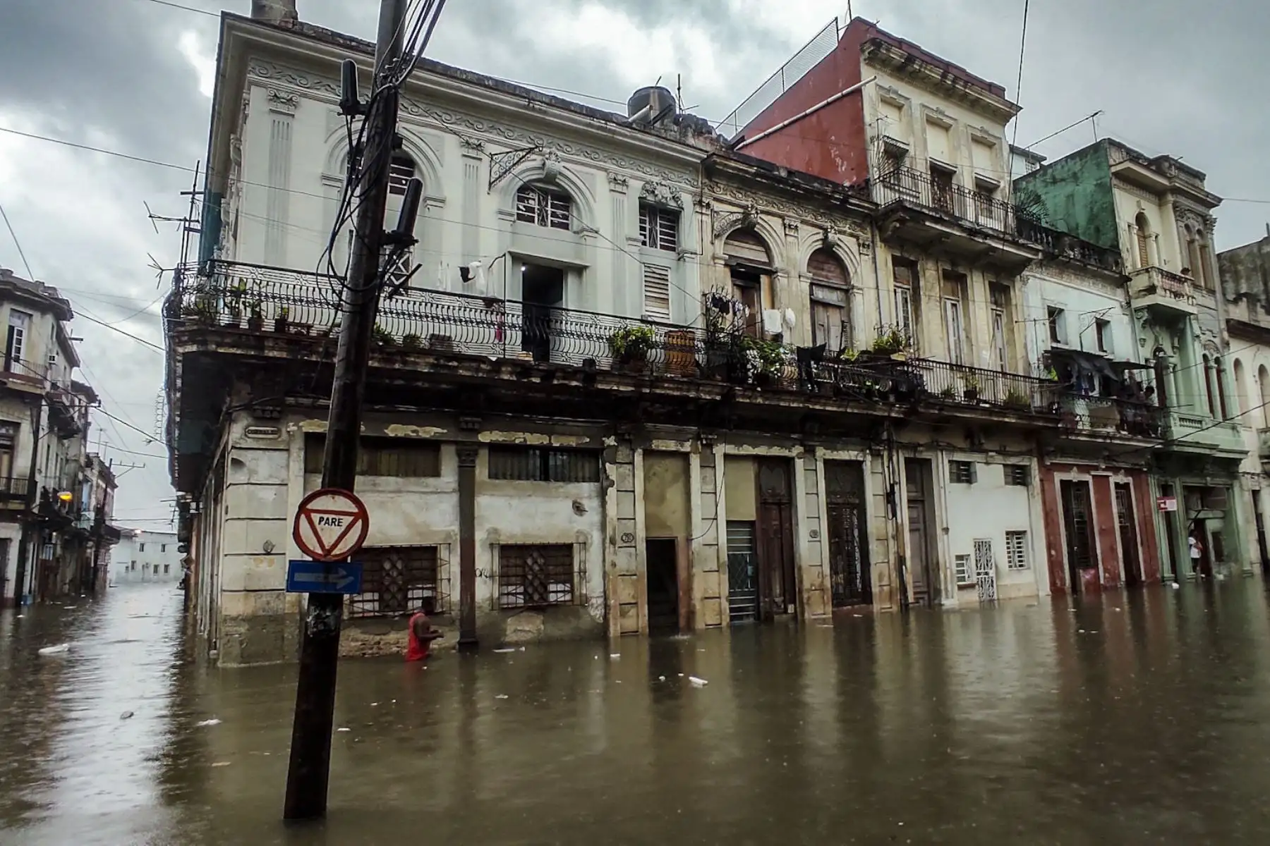 Vista de una calle inundada en La Habana. Los remanentes del huracán Agatha provocan este viernes intensas y persistentes lluvias en las provincias occidentales y centrales de Cuba. Foto: AFP