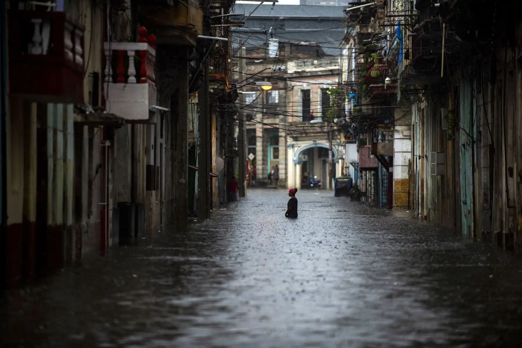 Una mujer camina por una calle inundada de La Habana. Los remanentes del huracán Agatha provocan este viernes intensas y persistentes lluvias en las provincias occidentales y centrales de Cuba. Foto: AFP