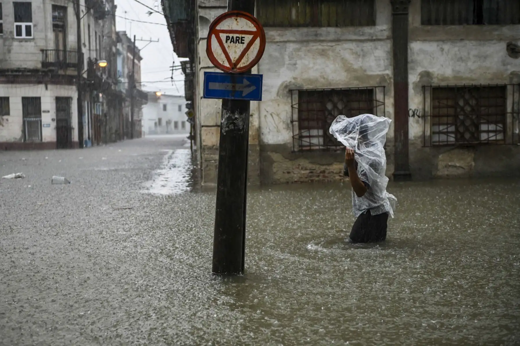 Un hombre camina por una calle inundada de La Habana. Los remanentes del huracán Agatha provocan este viernes intensas y persistentes lluvias en las provincias occidentales y centrales de Cuba. Foto: AFP