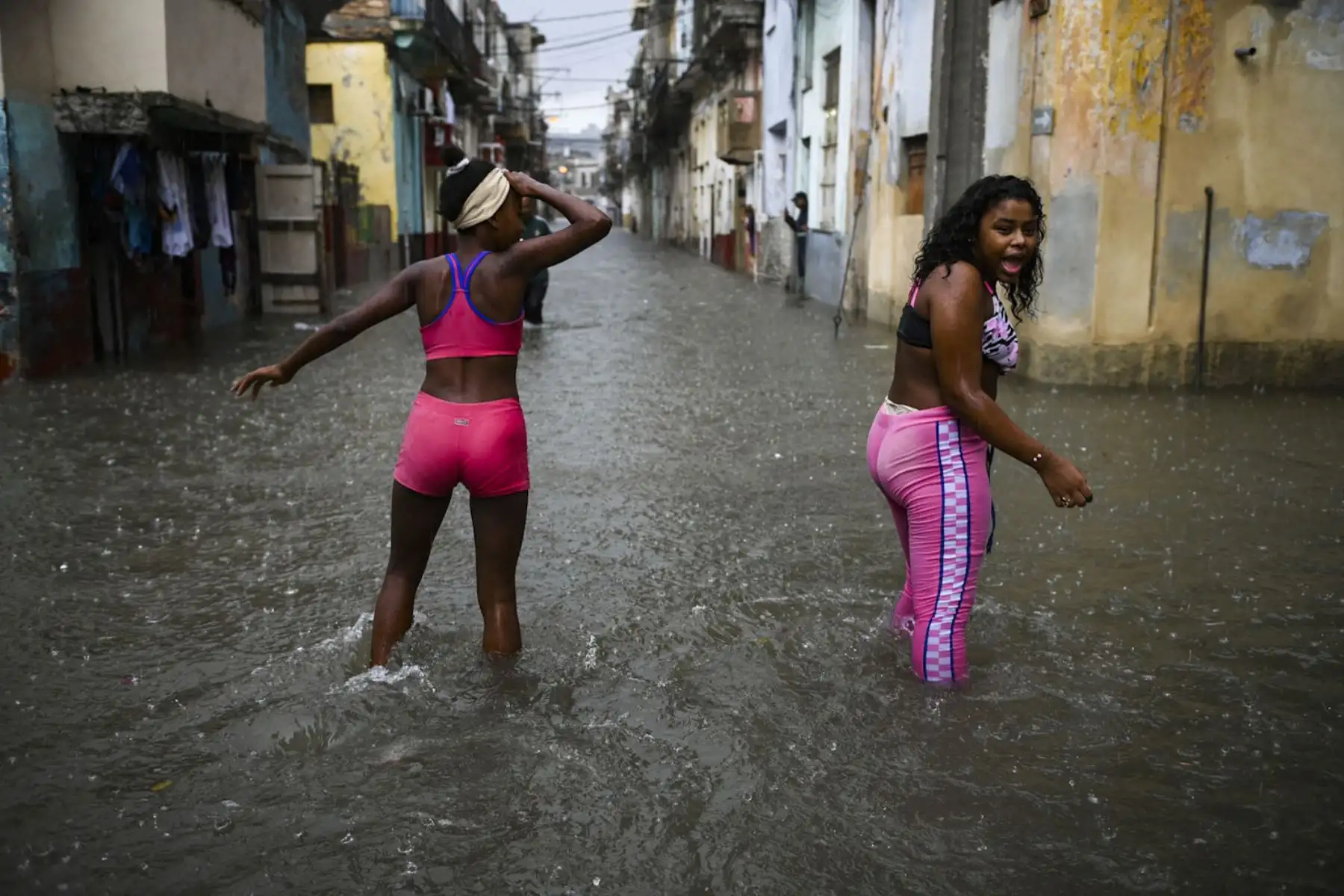 Mujeres caminan por una calle inundada en La Habana. - El remanente del huracán Agatha provoca este viernes intensas y persistentes lluvias en las provincias occidentales y centrales de Cuba.