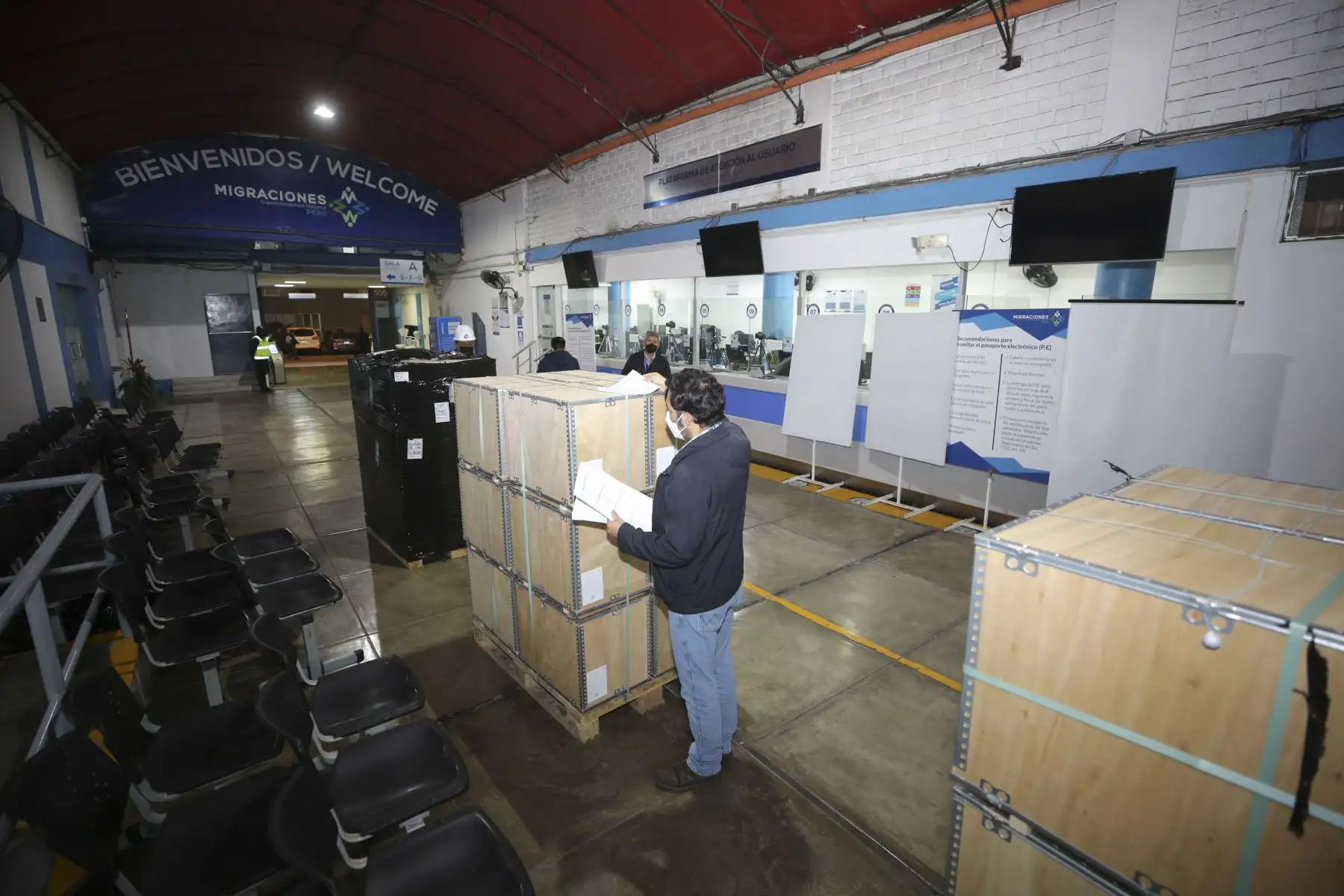 Un total de 72,000 nuevas libretas de pasaportes electrónicos llegaron hoy la Superintendencia Nacional de Migraciones – MIGRACIONES, en su sede central de Breña, que servirán para atender la demanda de documentos de viaje. Foto: ANDINA/Difusión